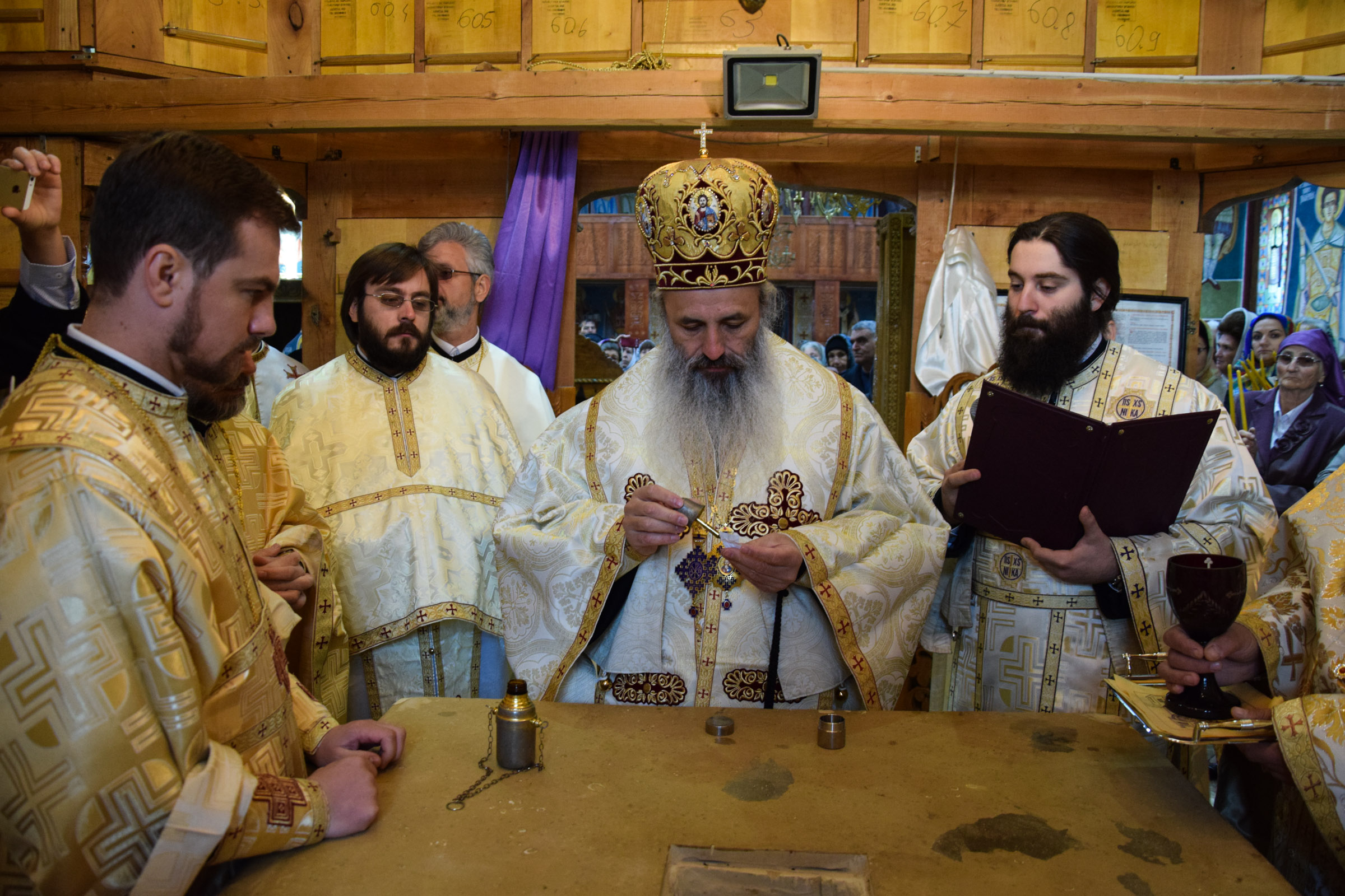 Foto: Lucian Ducan Resfințire de biserică și sfințire de casă socială în parohia ieșeană Mogoșești-Galata