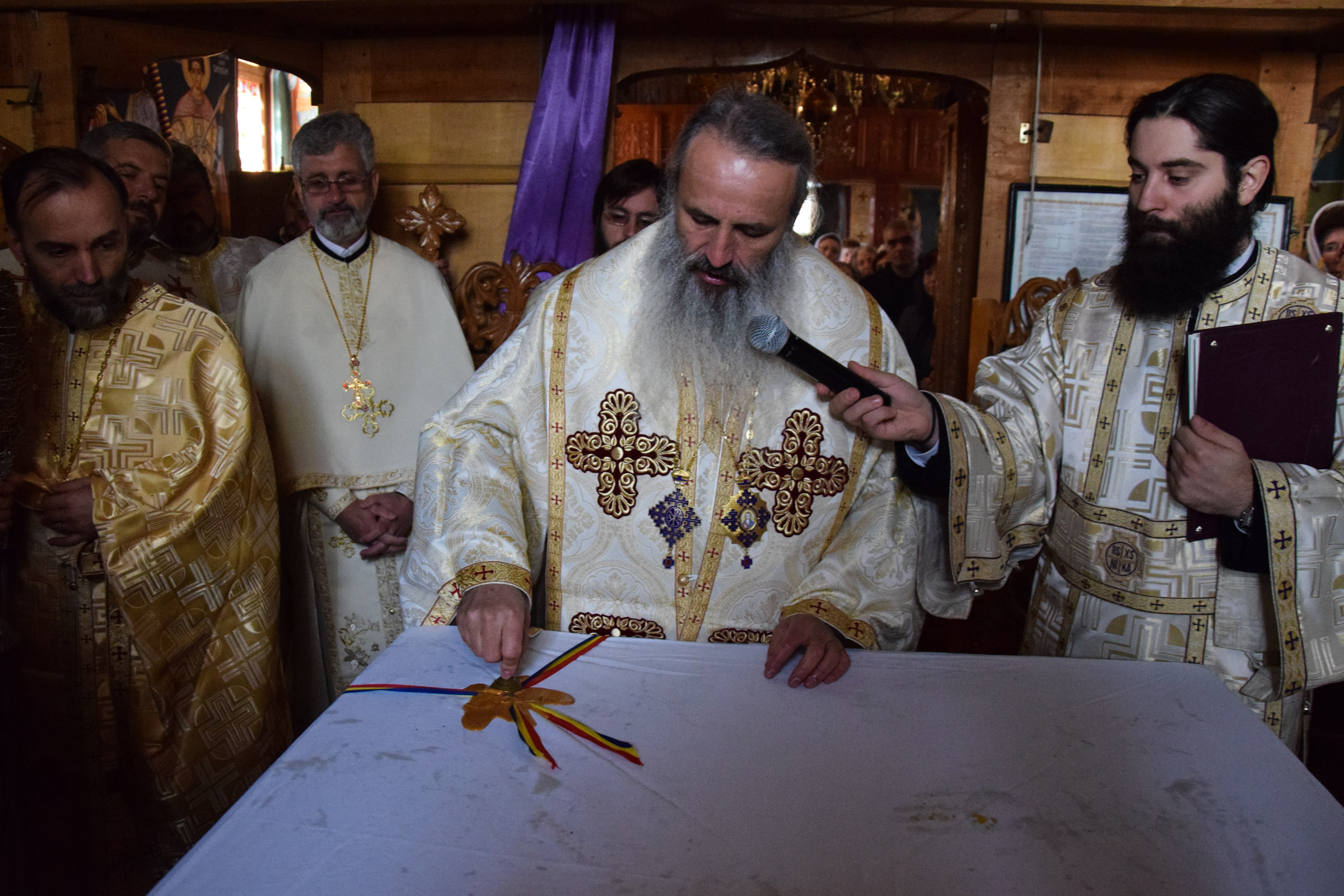 Foto: Lucian Ducan Resfințire de biserică și sfințire de casă socială în parohia ieșeană Mogoșești-Galata