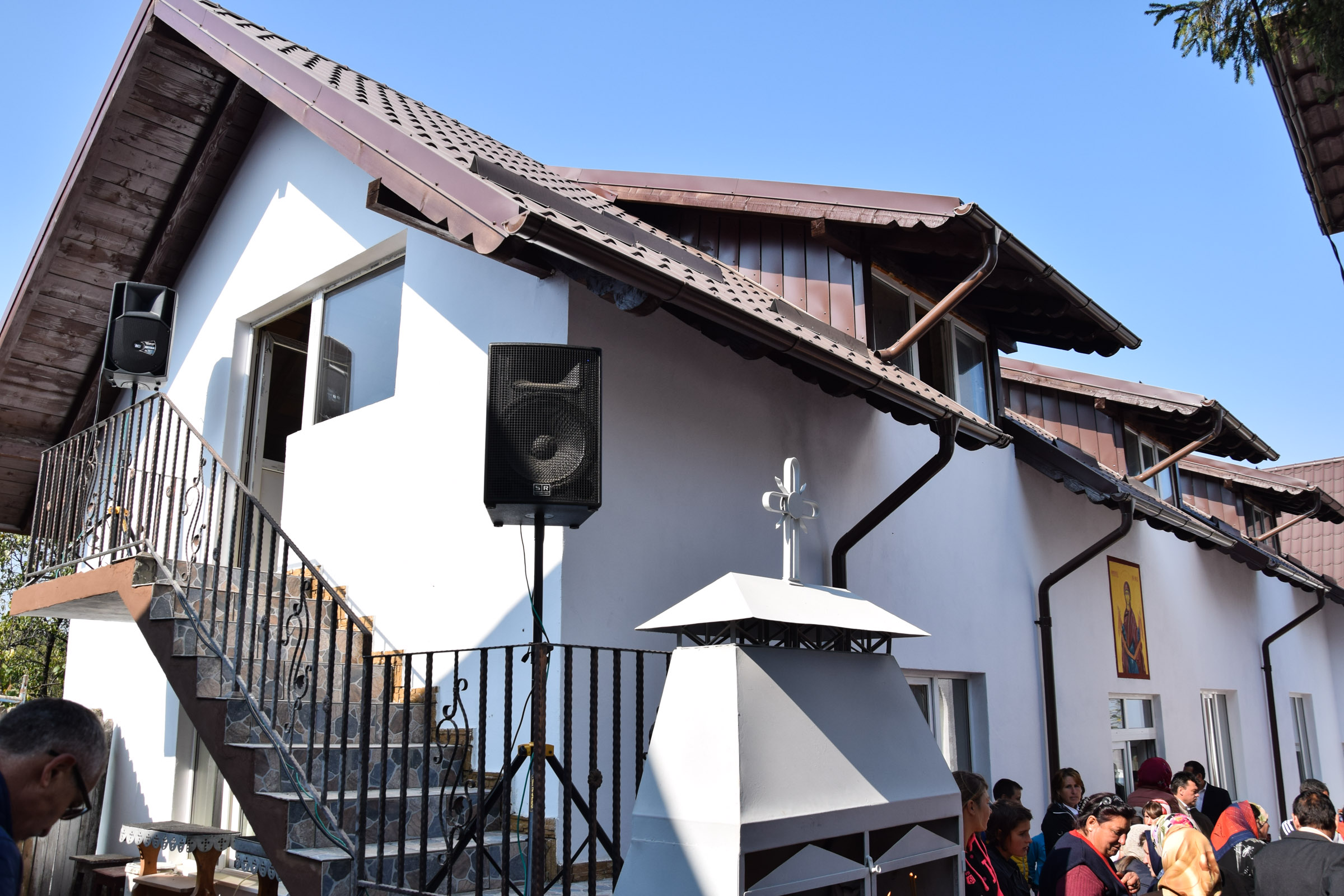 Foto: Lucian Ducan Resfințire de biserică și sfințire de casă socială în parohia ieșeană Mogoșești-Galata