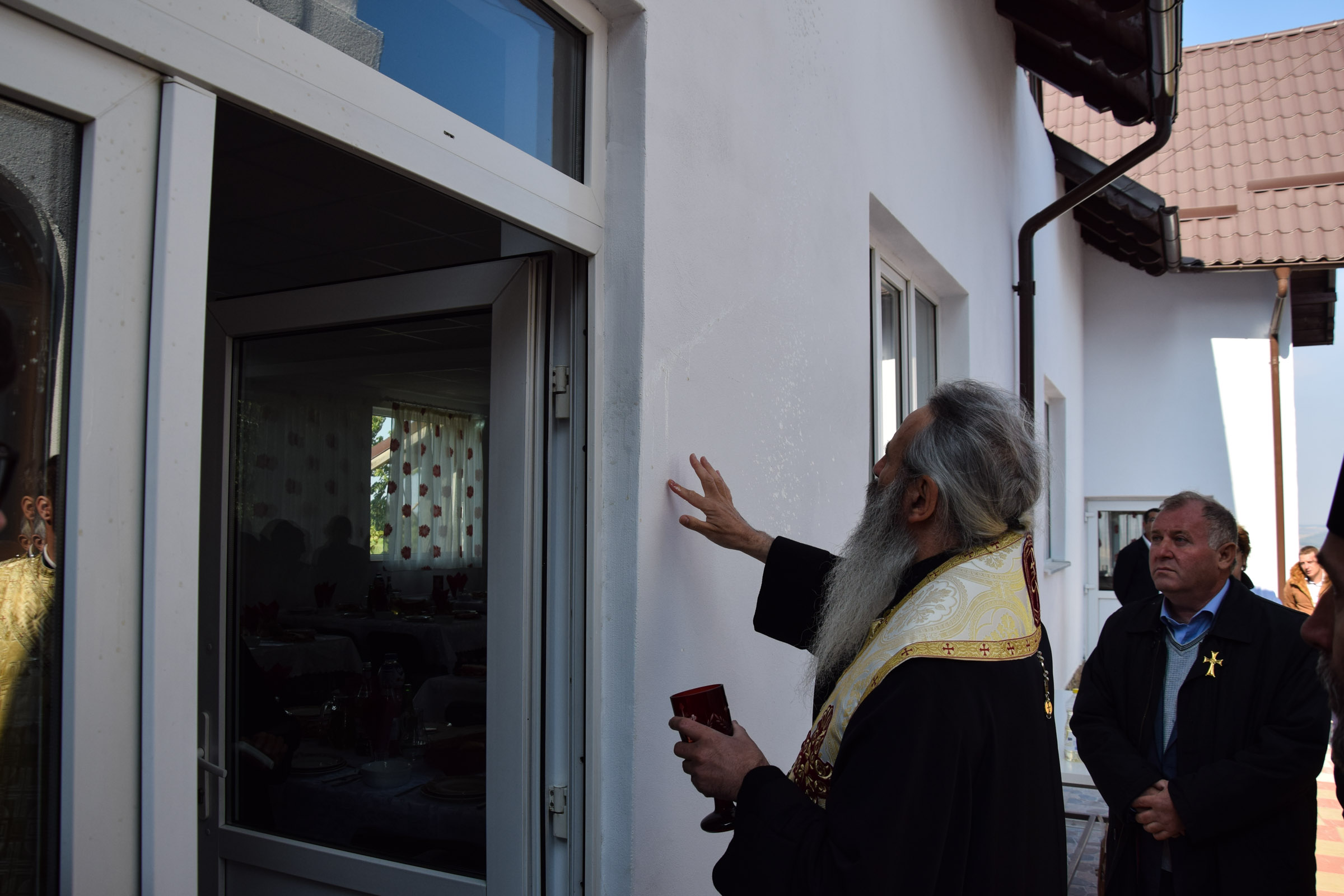Foto: Lucian Ducan Resfințire de biserică și sfințire de casă socială în parohia ieșeană Mogoșești-Galata