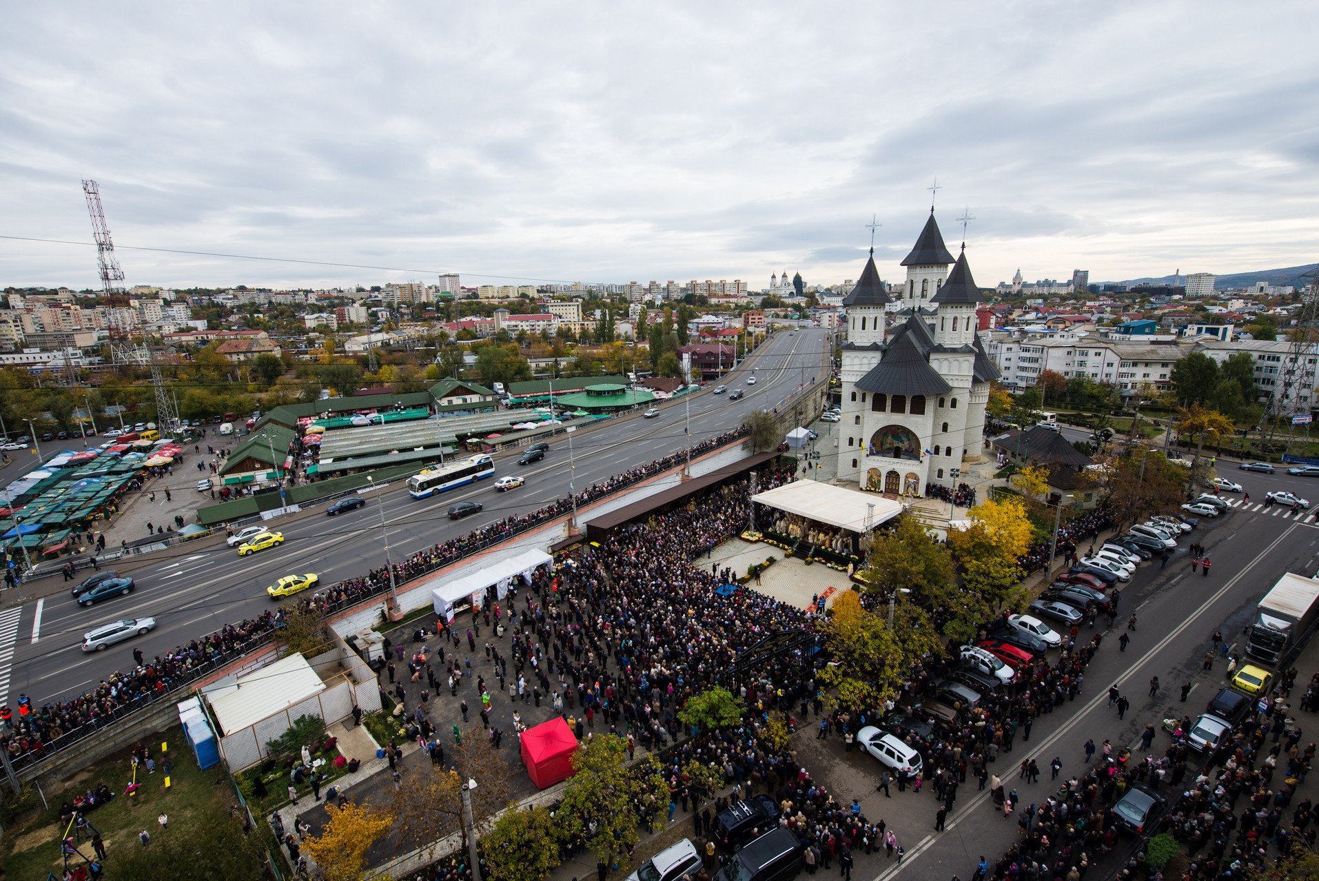 (Foto) 8 ierarhi, 100 de preoți și mii de credincioși, la sfințirea Bisericii „Sfântul Ierarh Nectarie” din Iași