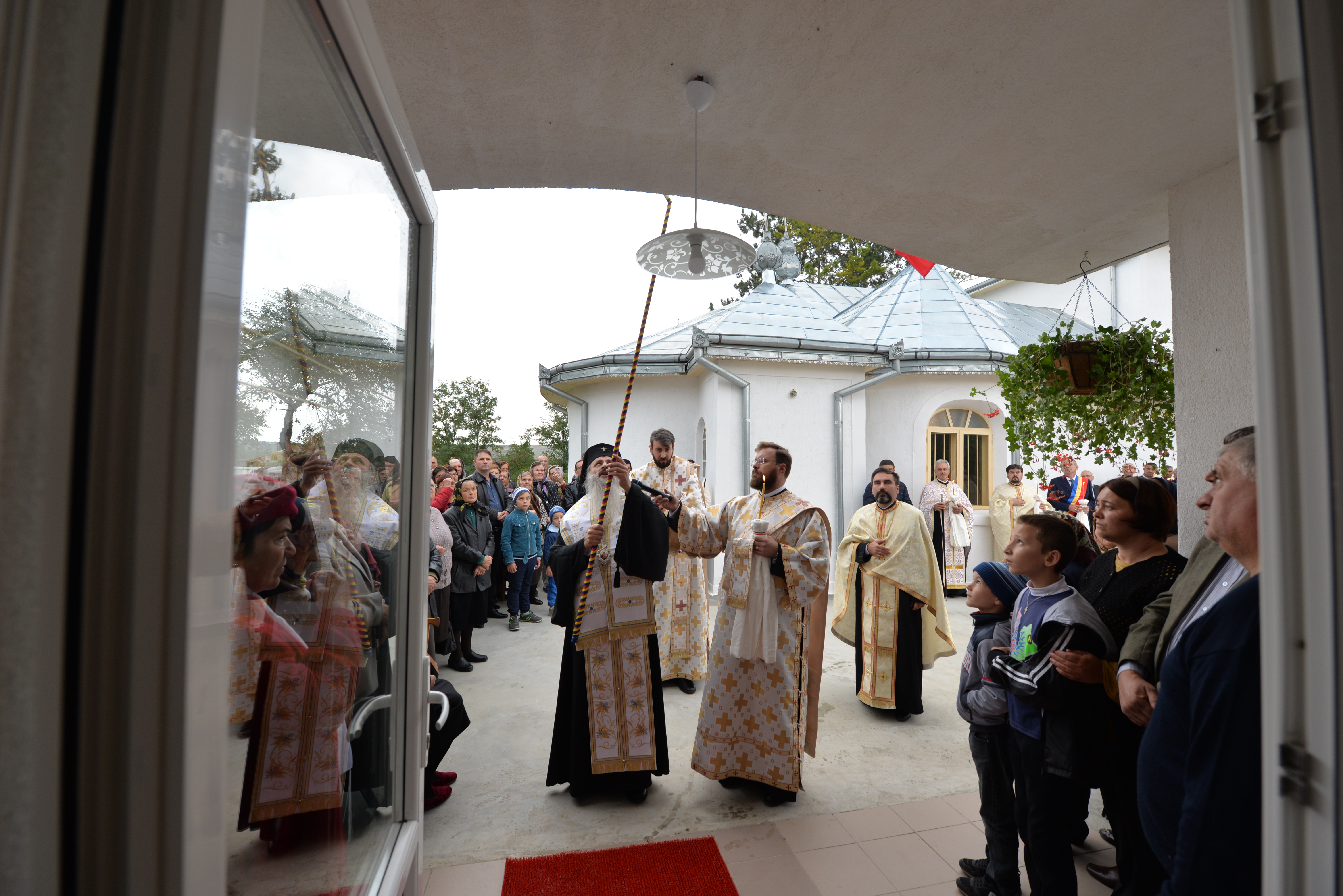 Vizite şi slujiri arhiereşti în Protopopiatul Săveni