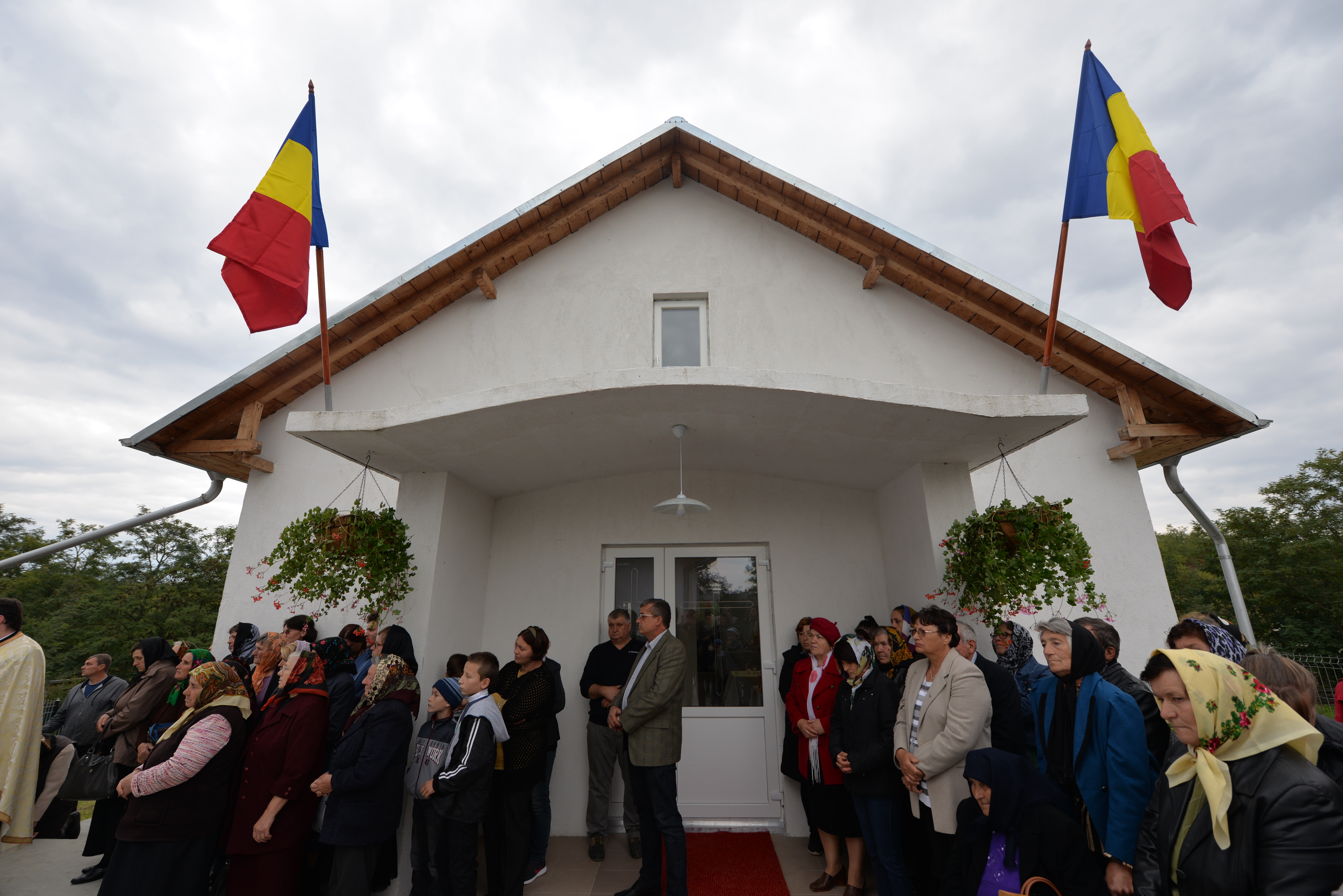 Vizite şi slujiri arhiereşti în Protopopiatul Săveni