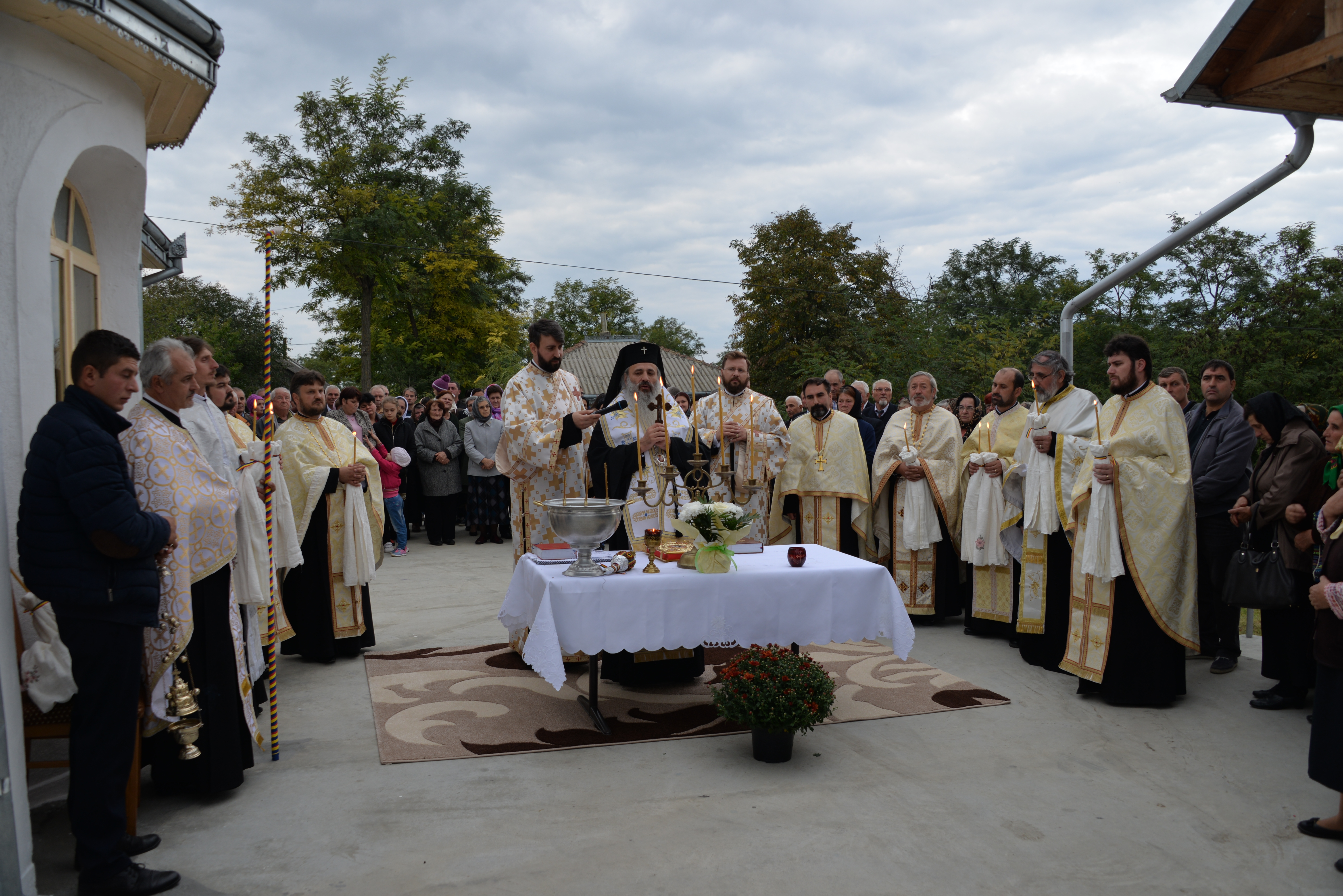 Vizite şi slujiri arhiereşti în Protopopiatul Săveni