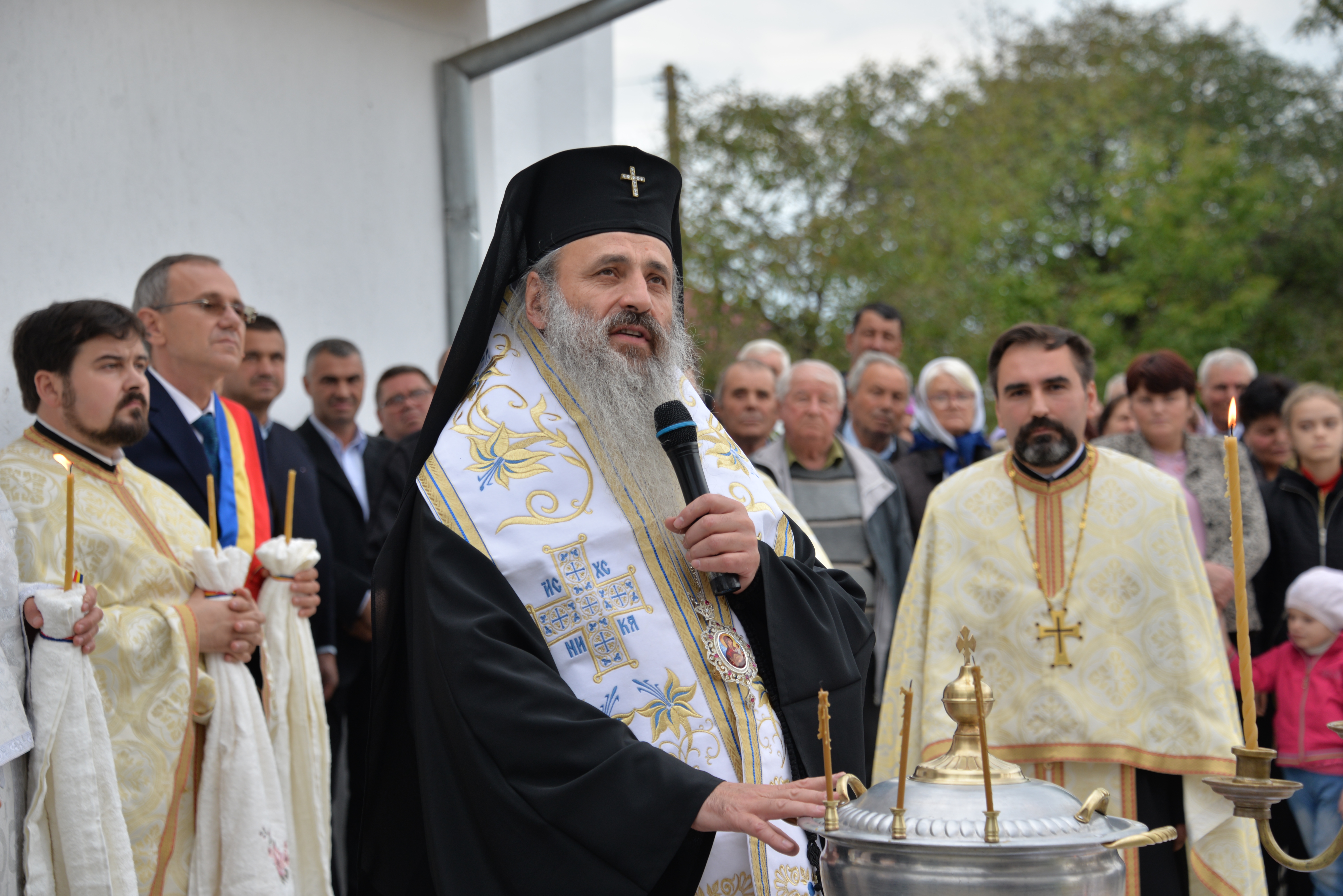 Vizite şi slujiri arhiereşti în Protopopiatul Săveni