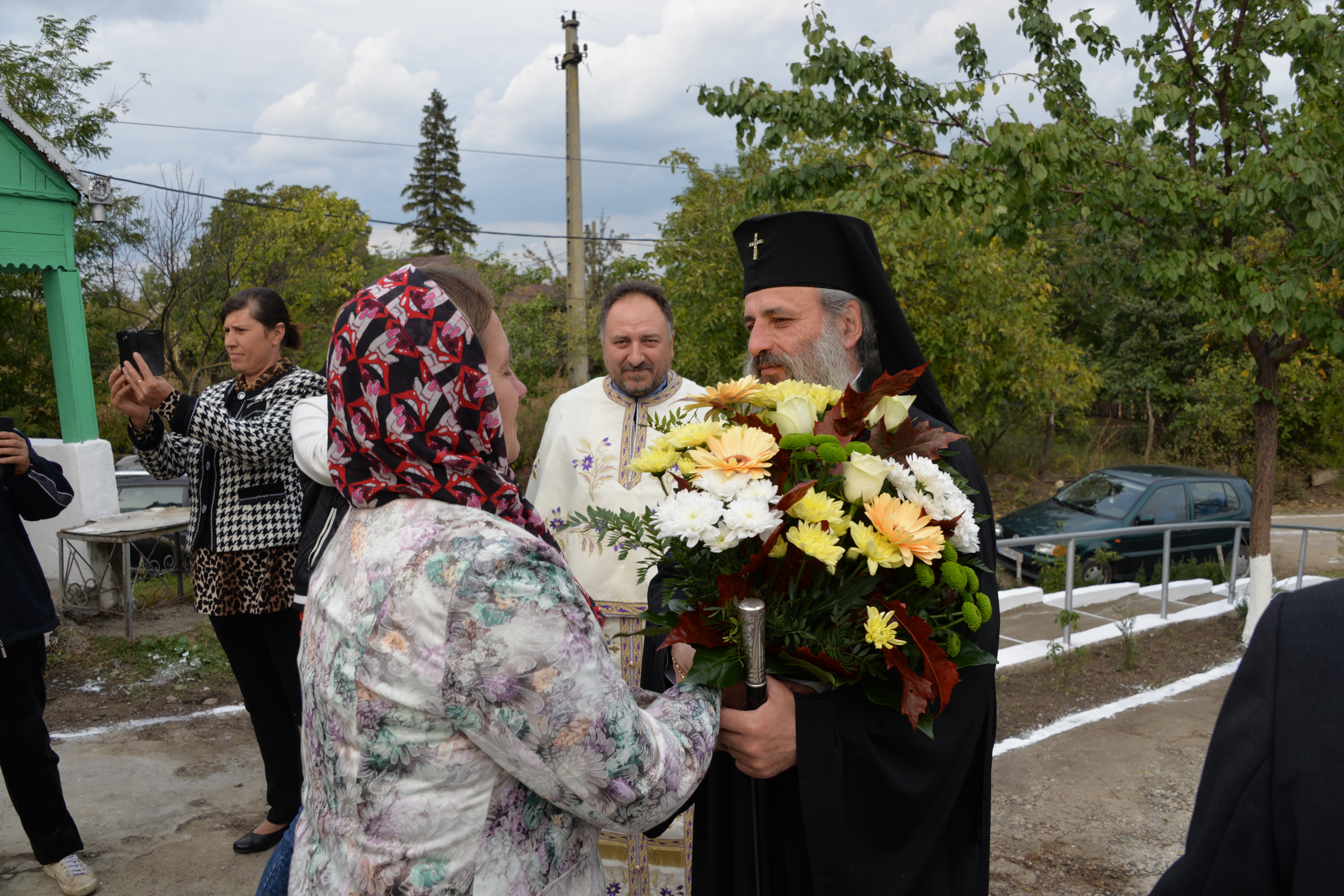 Vizite şi slujiri arhiereşti în Protopopiatul Săveni