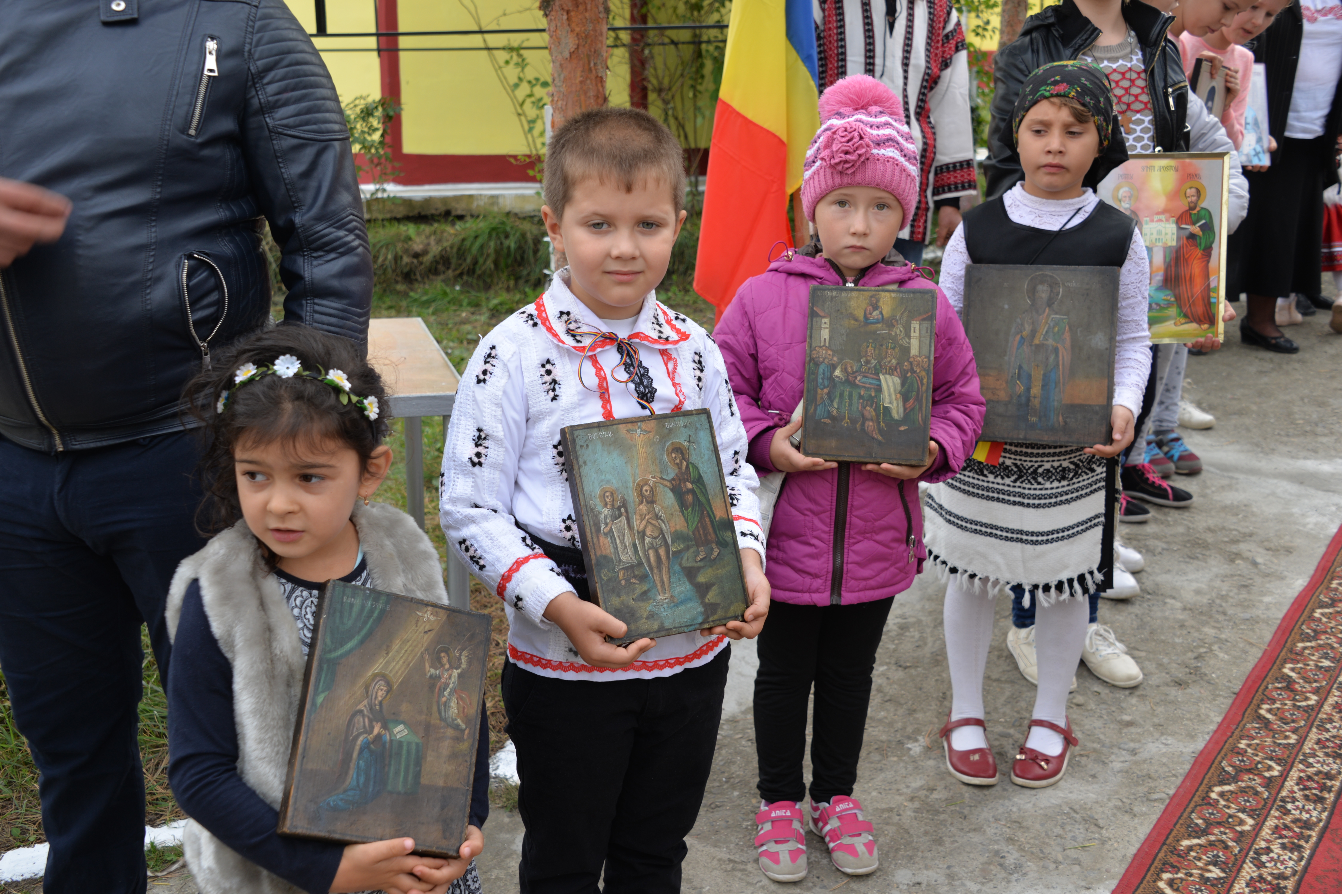 Vizite şi slujiri arhiereşti în Protopopiatul Săveni