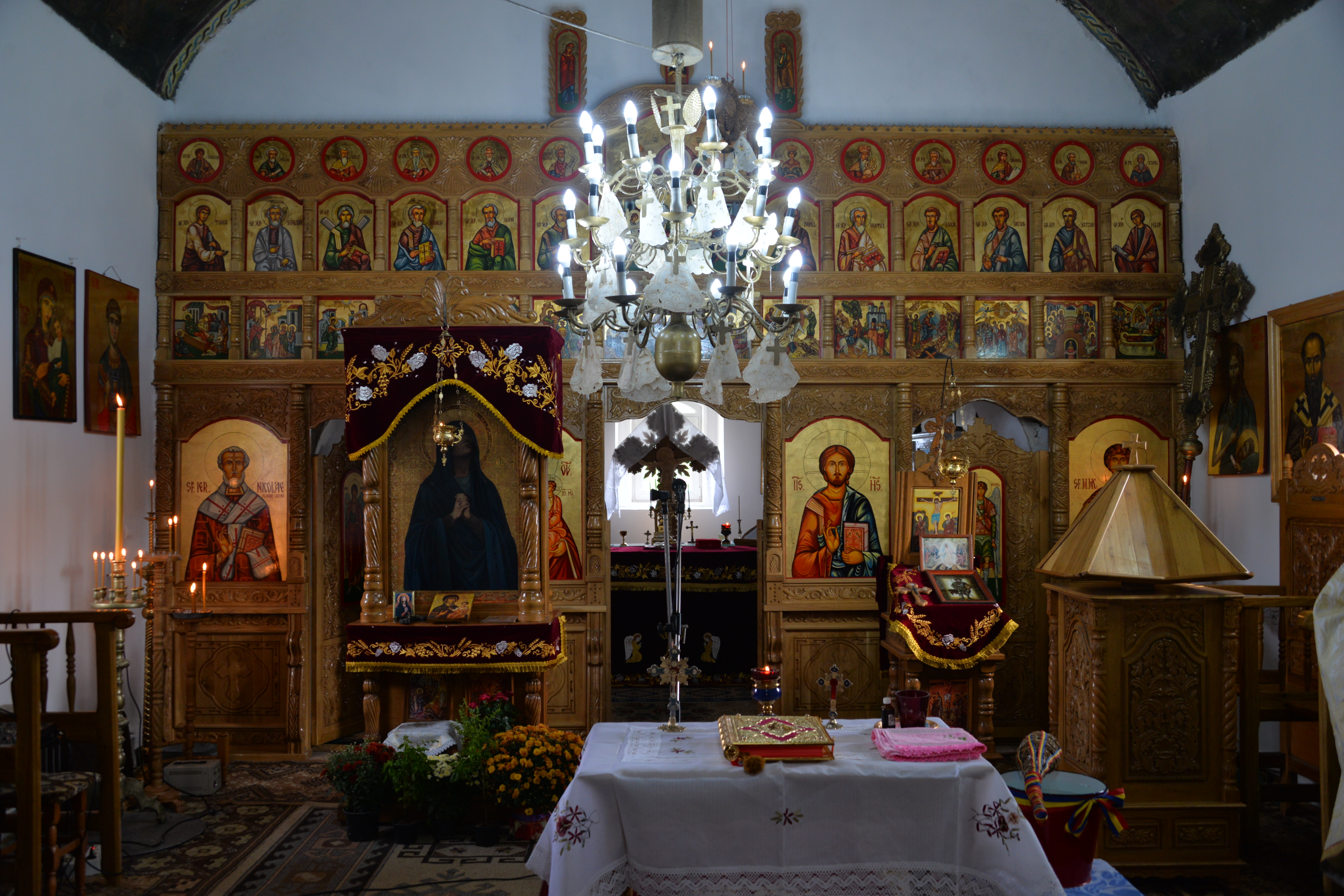 Vizite şi slujiri arhiereşti în Protopopiatul Săveni