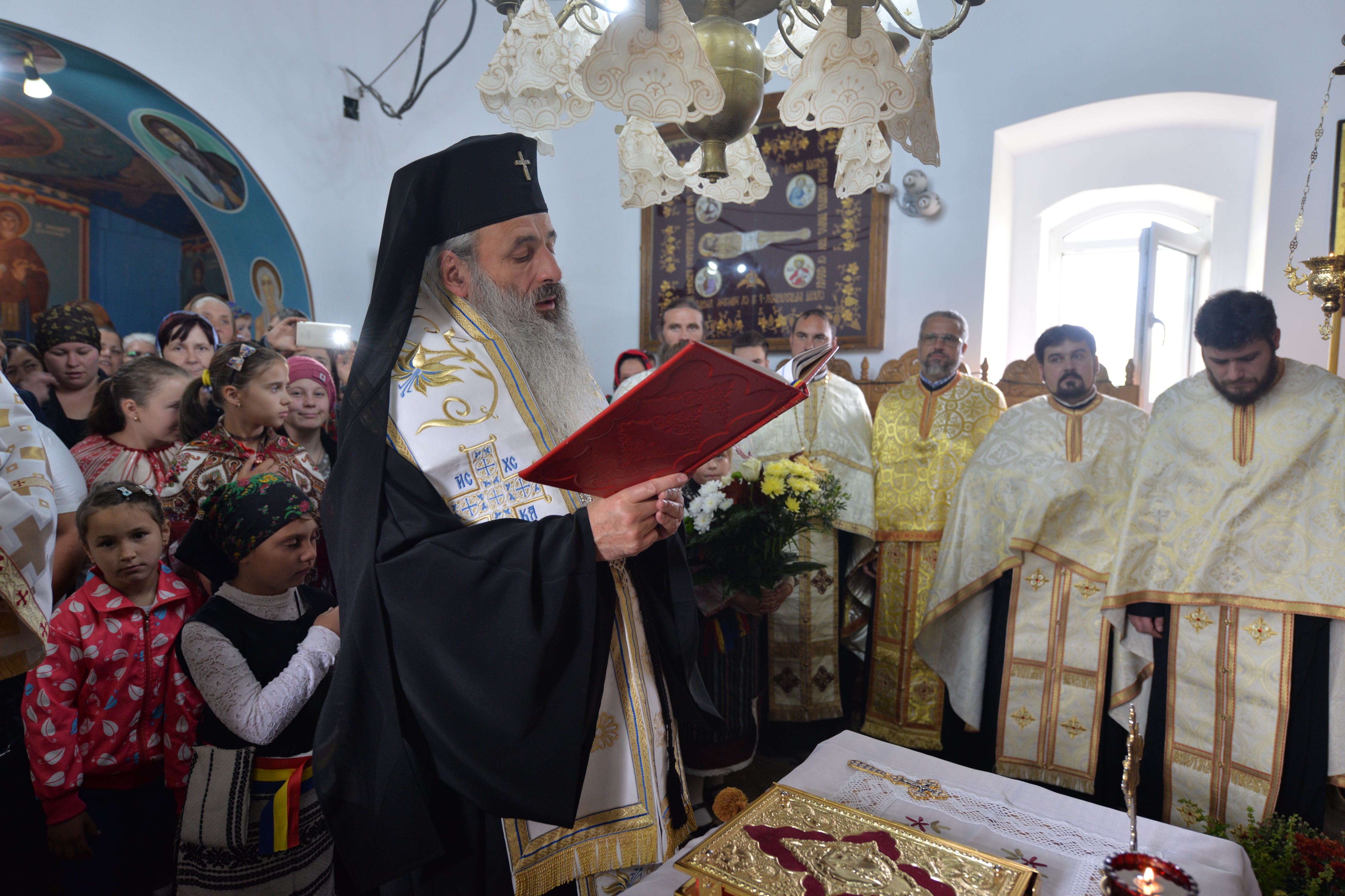 Vizite şi slujiri arhiereşti în Protopopiatul Săveni