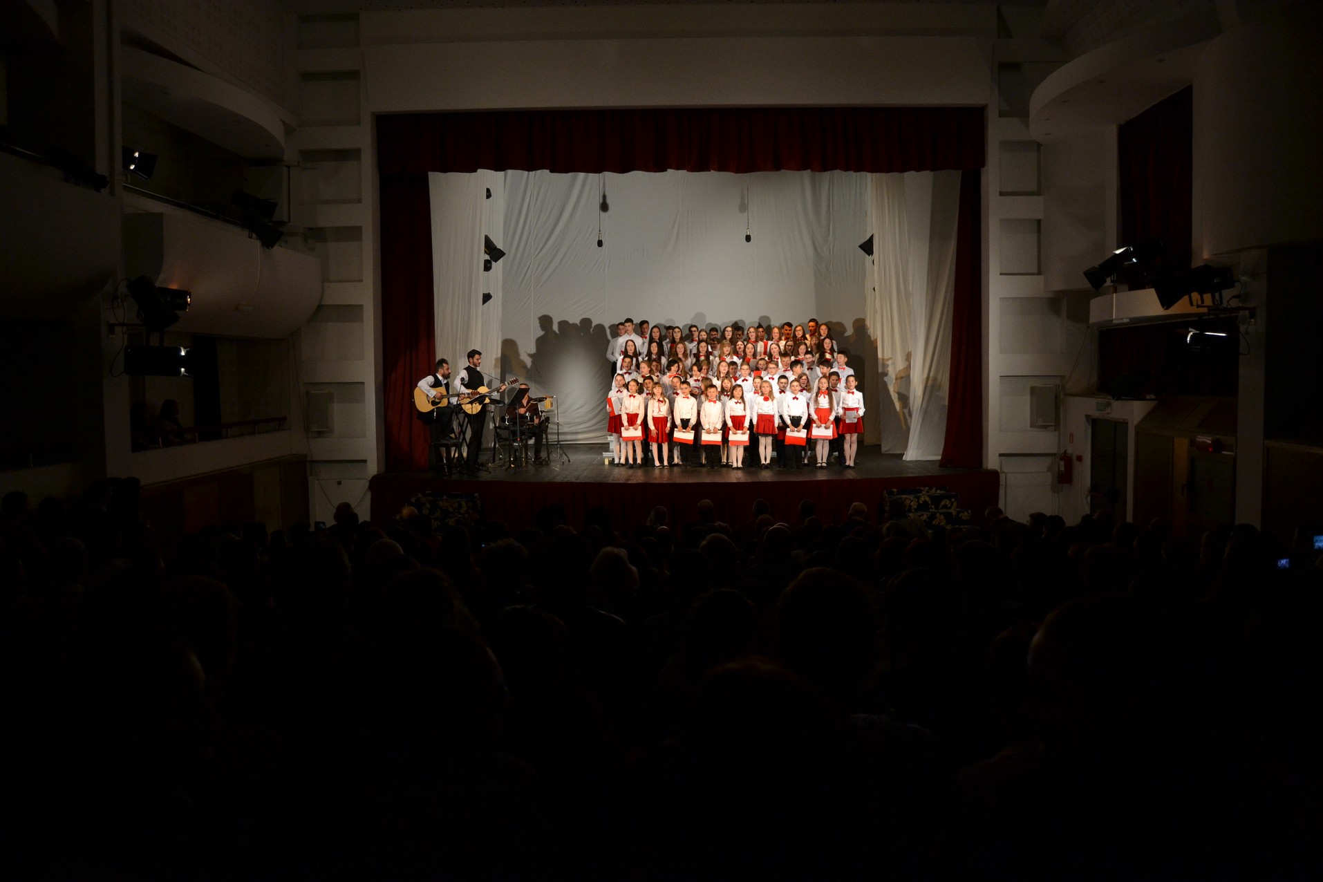 Spectacolul „Haide mamă, haide tată!” la Iaşi