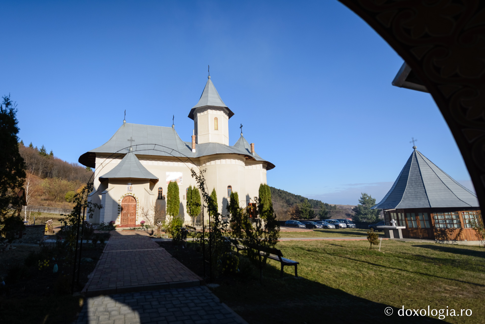 Hram la Mănăstirea Peștera: „Omul este chemat să devină templu al Duhului Sfânt”