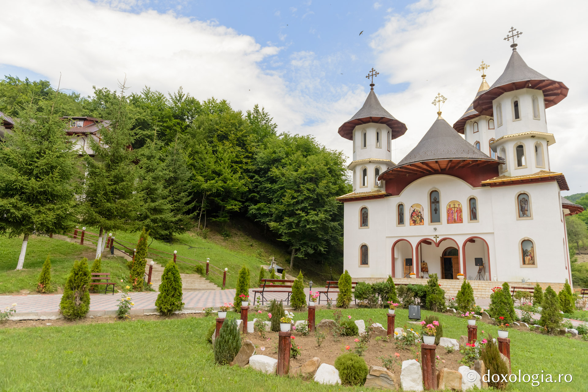 (Foto) Codreanu – mănăstirea de pe valea Oituzului