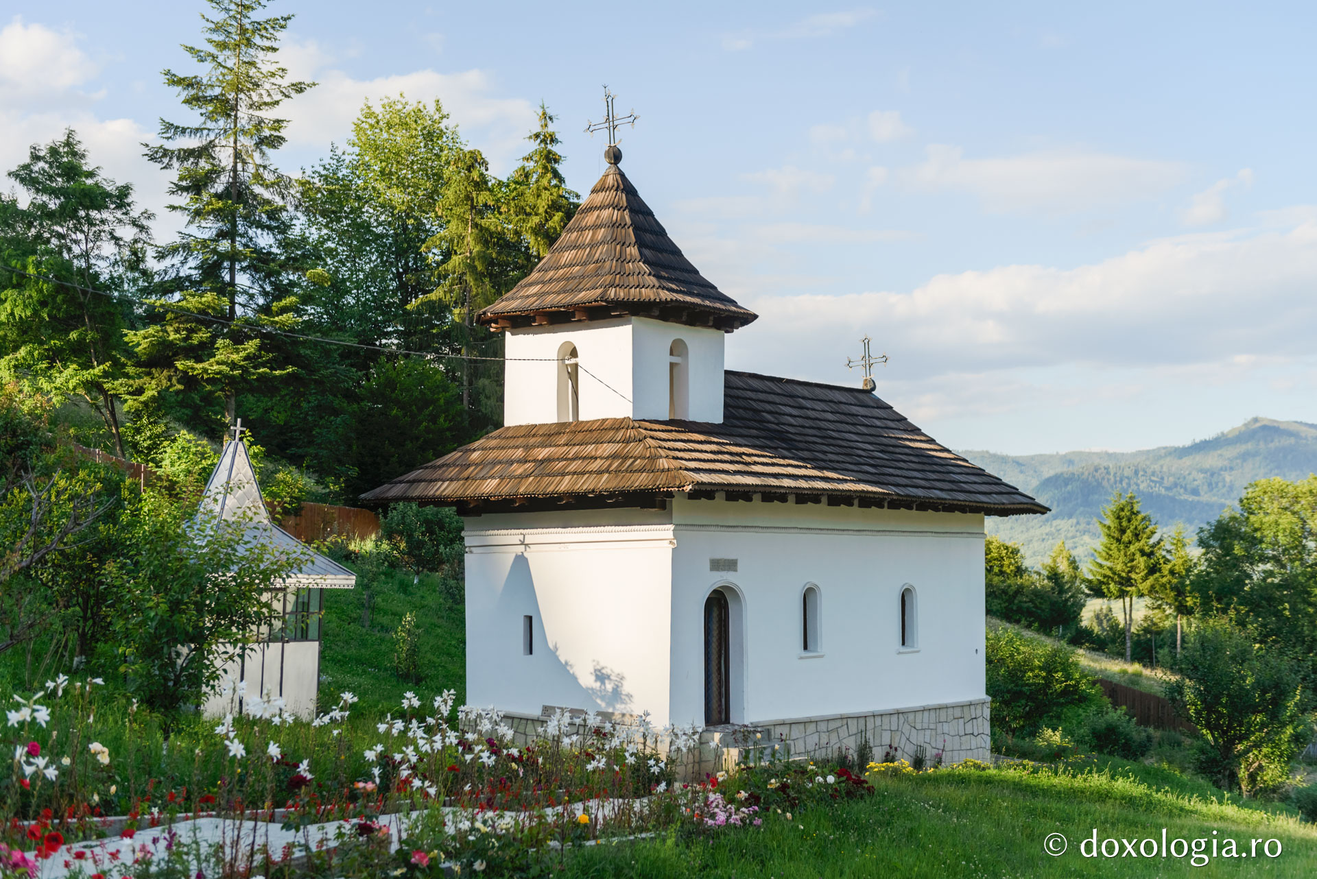 (Foto) Mănăstirea de la picioarele Muntelui Cotumba