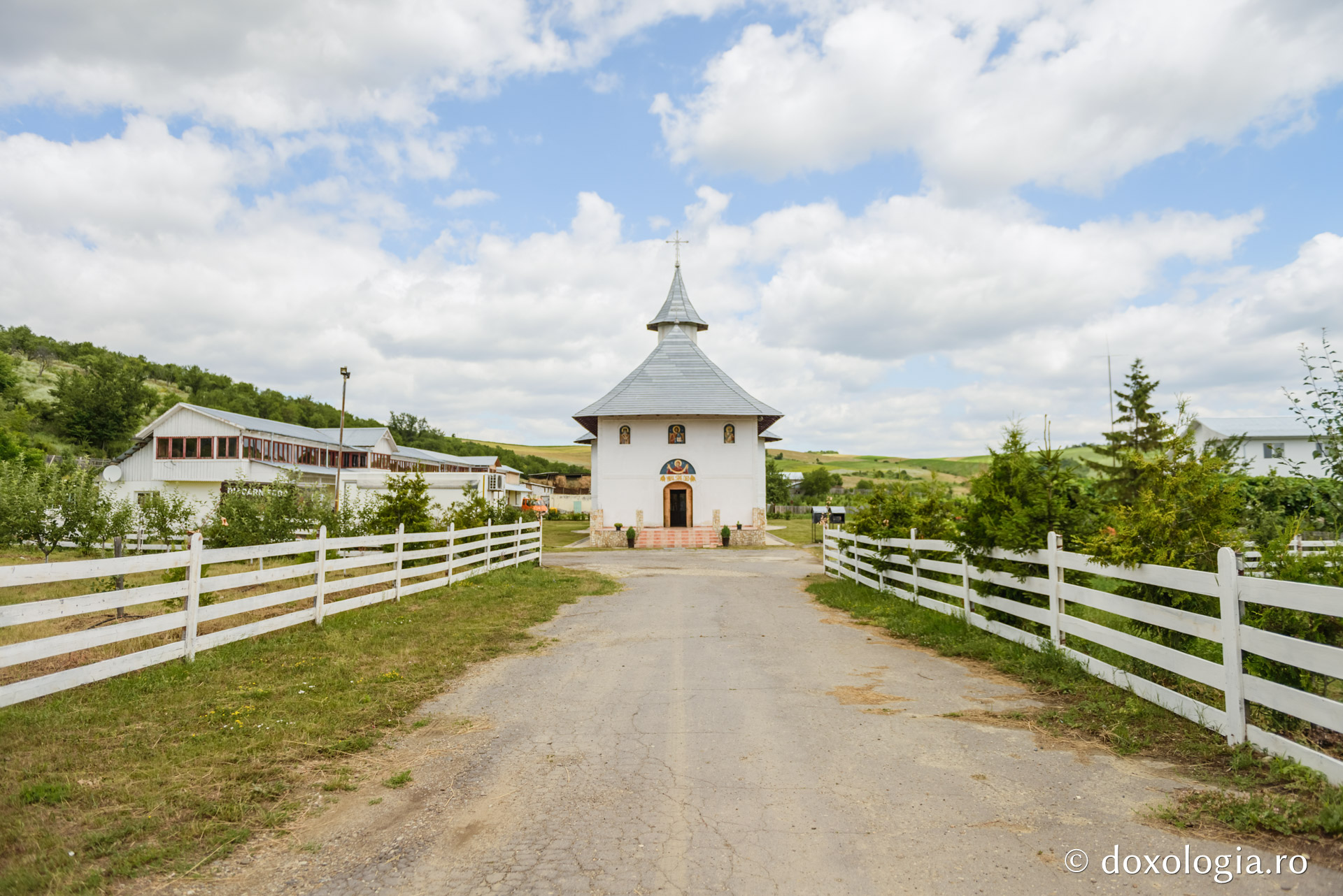 Plopana - una dintre cele mai noi mănăstiri din județul Bacău (galerie FOTO)