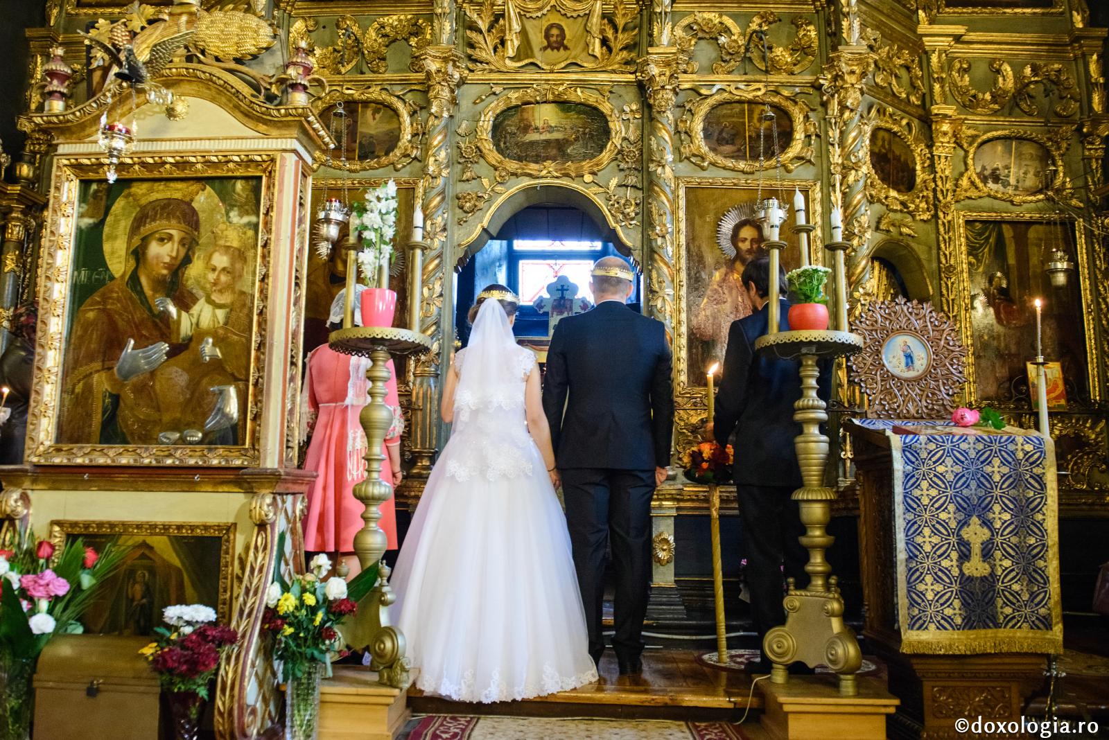 Împliniți aceste rânduieli la căsătorie și veți primi binecuvântarea lui Dumnezeu / Foto: Oana Nechifor miri în fața ușilor împărătești