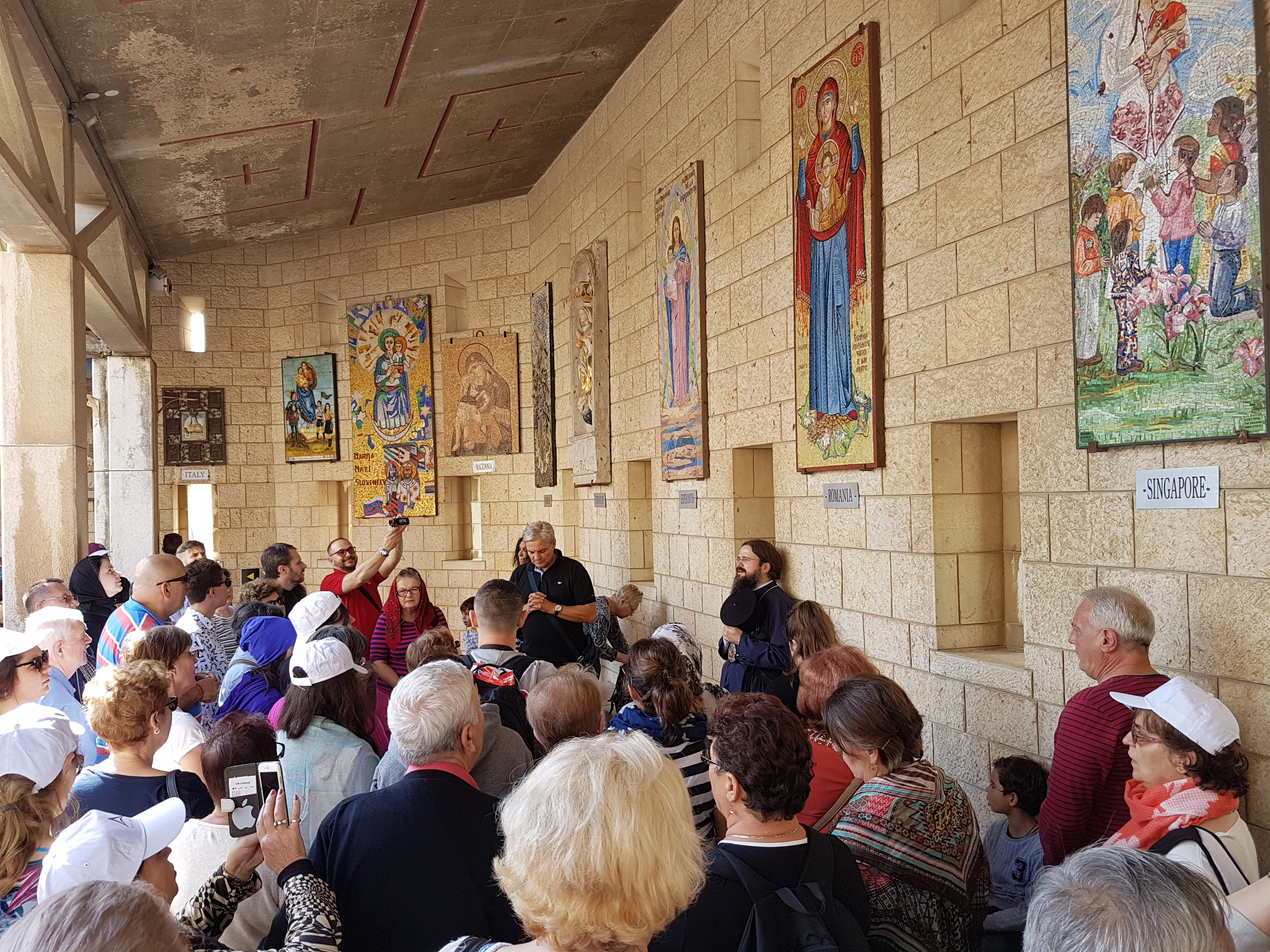 Preasfințitul Episcop Macarie Drăgoi, alături de un grup de români din Suedia, în pelerinaj la Locurile Sfinte