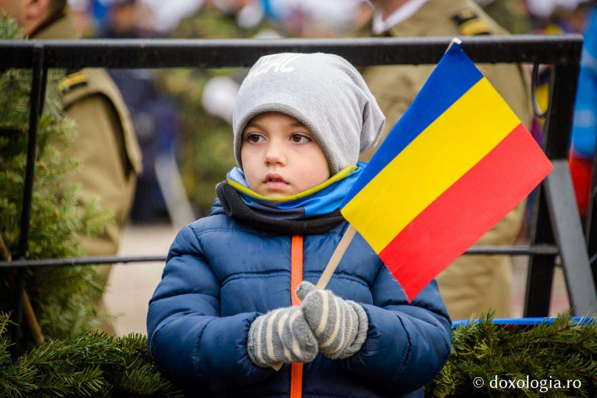 copil cu tricolorul în mână