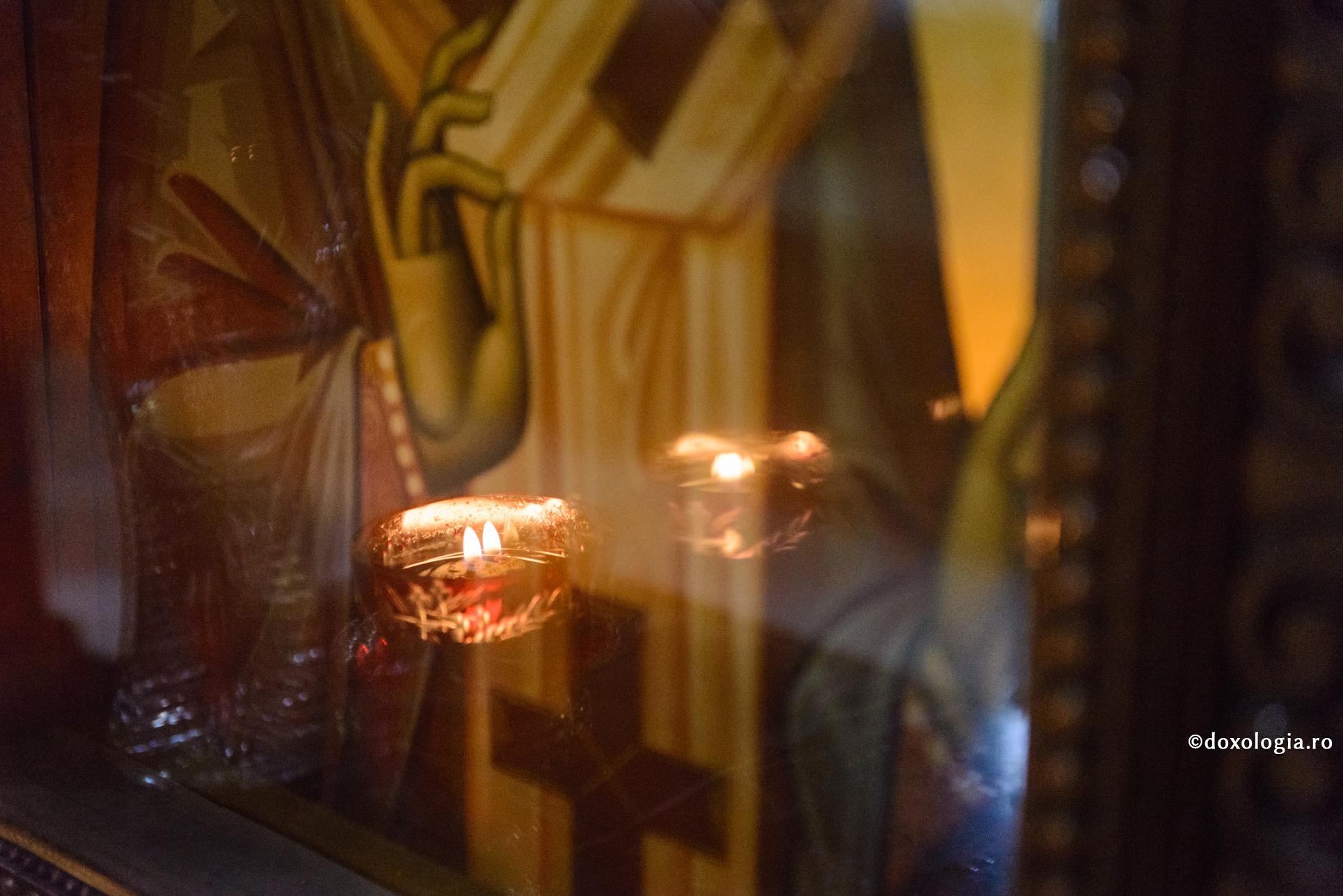 candelă aprinsă la icoană