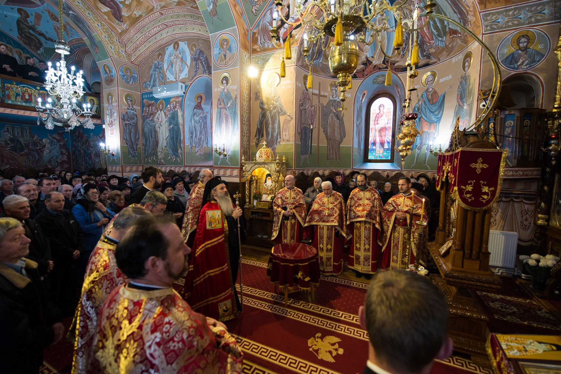 IPS Mitropolit Teofan: „Rămâne pe picioarele sale, adică puternic, doar cel care îngenunchează la rugăciune”