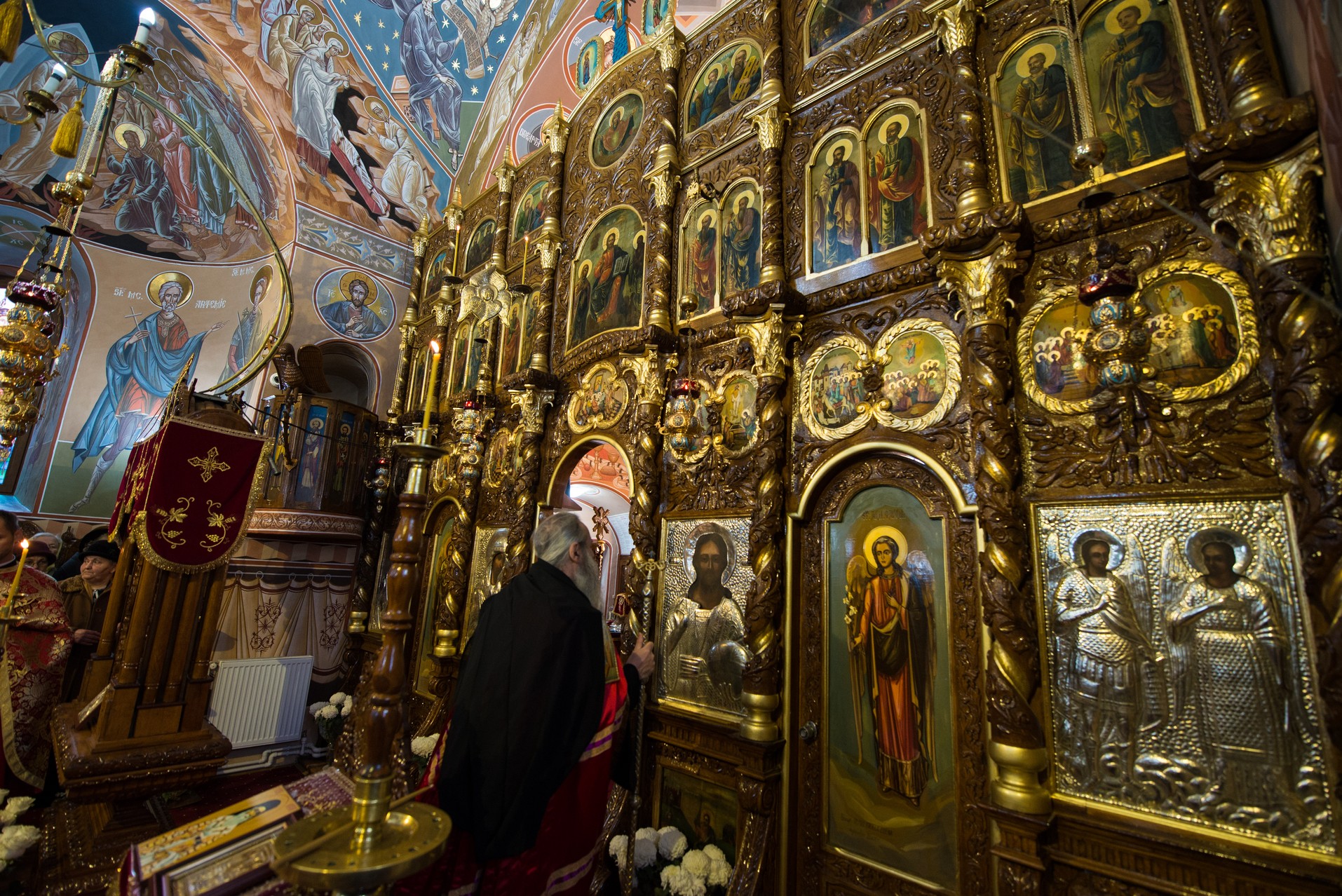 IPS Mitropolit Teofan: „Rămâne pe picioarele sale, adică puternic, doar cel care îngenunchează la rugăciune”