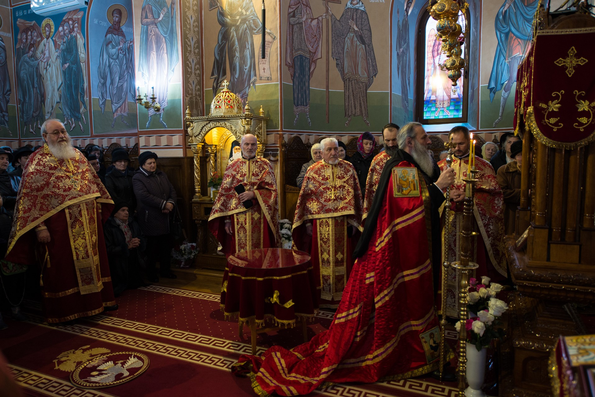 IPS Mitropolit Teofan: „Rămâne pe picioarele sale, adică puternic, doar cel care îngenunchează la rugăciune”