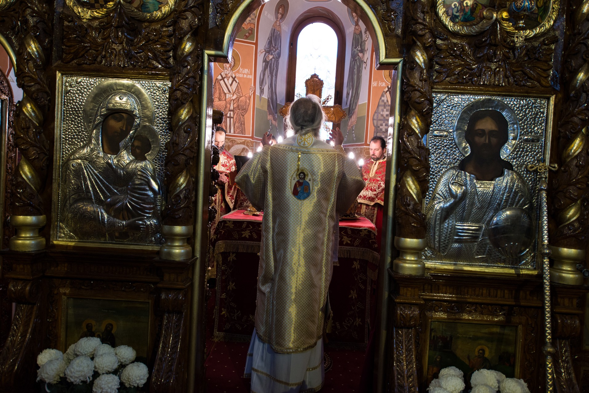 IPS Mitropolit Teofan: „Rămâne pe picioarele sale, adică puternic, doar cel care îngenunchează la rugăciune”