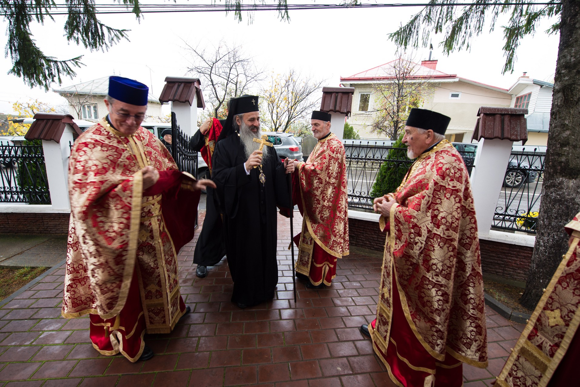 IPS Mitropolit Teofan: „Rămâne pe picioarele sale, adică puternic, doar cel care îngenunchează la rugăciune”