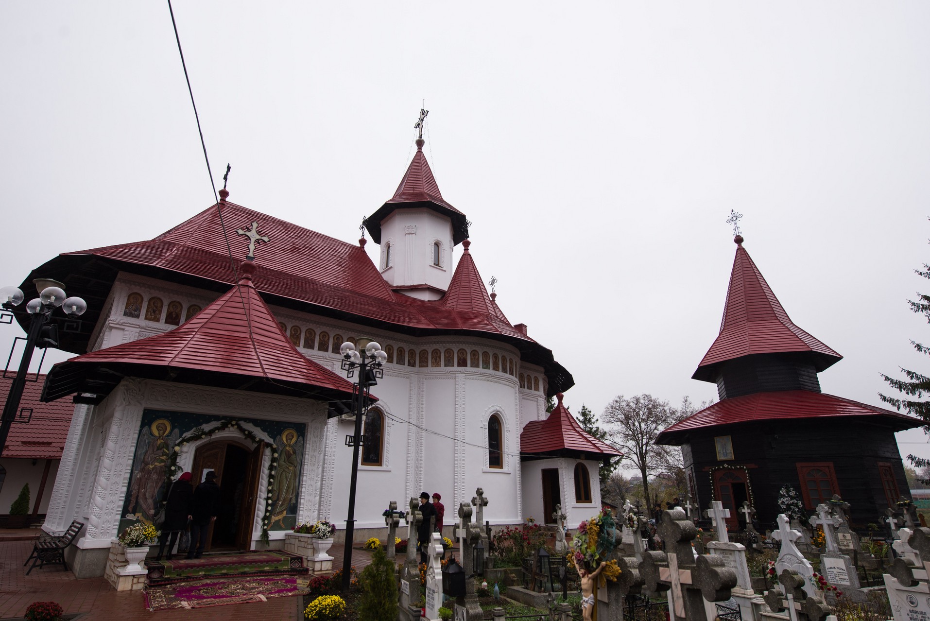 IPS Mitropolit Teofan: „Rămâne pe picioarele sale, adică puternic, doar cel care îngenunchează la rugăciune”