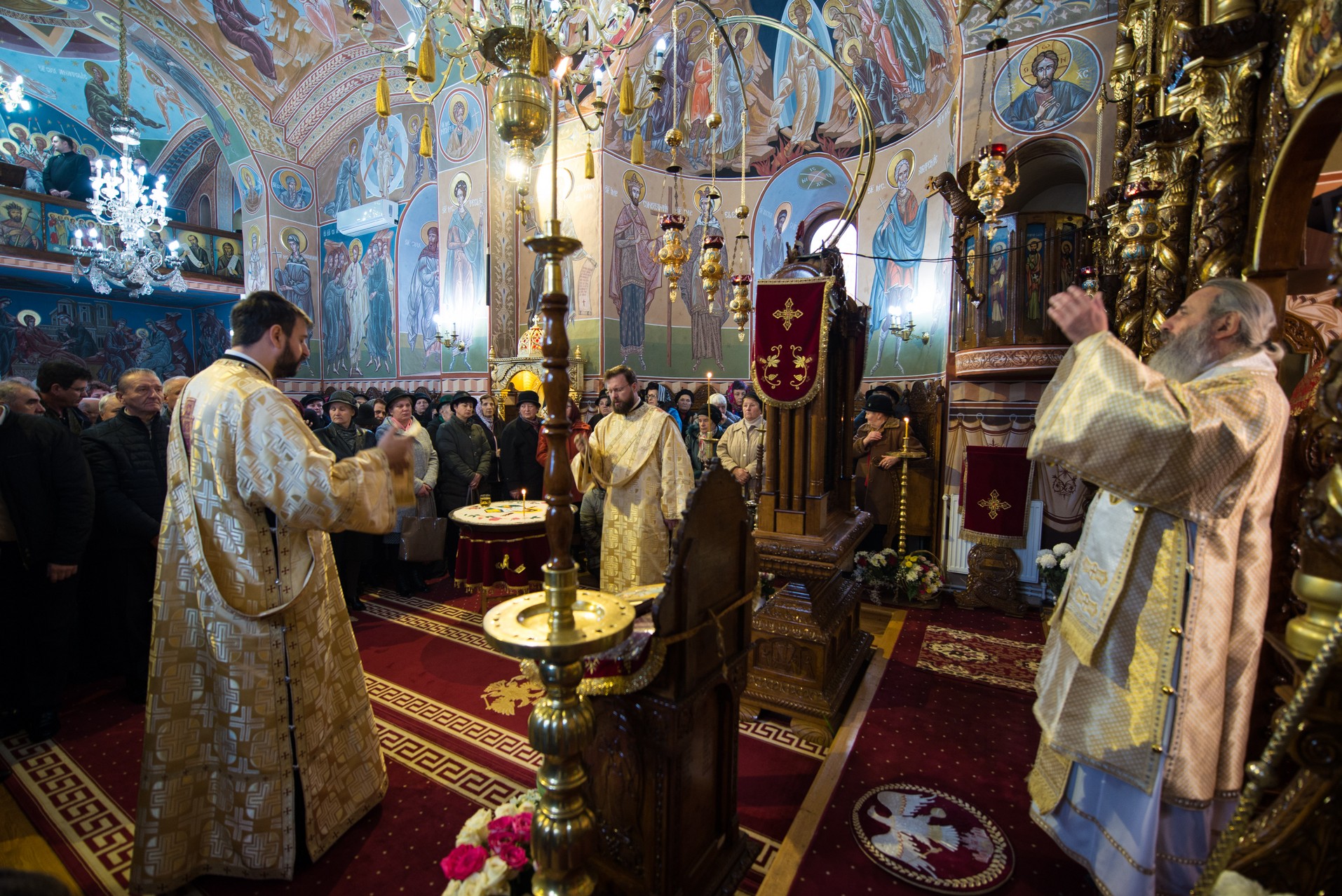 IPS Mitropolit Teofan: „Rămâne pe picioarele sale, adică puternic, doar cel care îngenunchează la rugăciune”