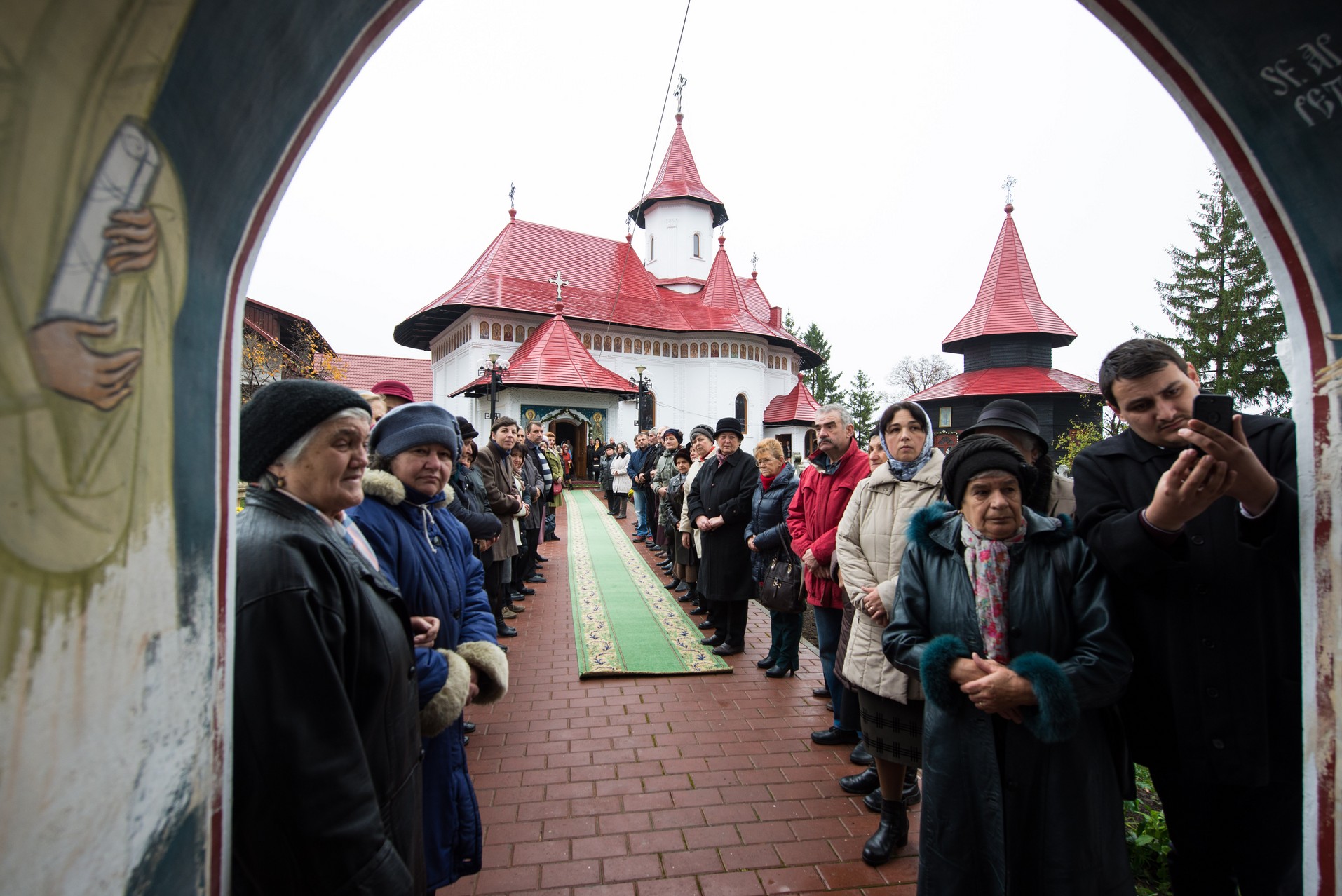 IPS Mitropolit Teofan: „Rămâne pe picioarele sale, adică puternic, doar cel care îngenunchează la rugăciune”