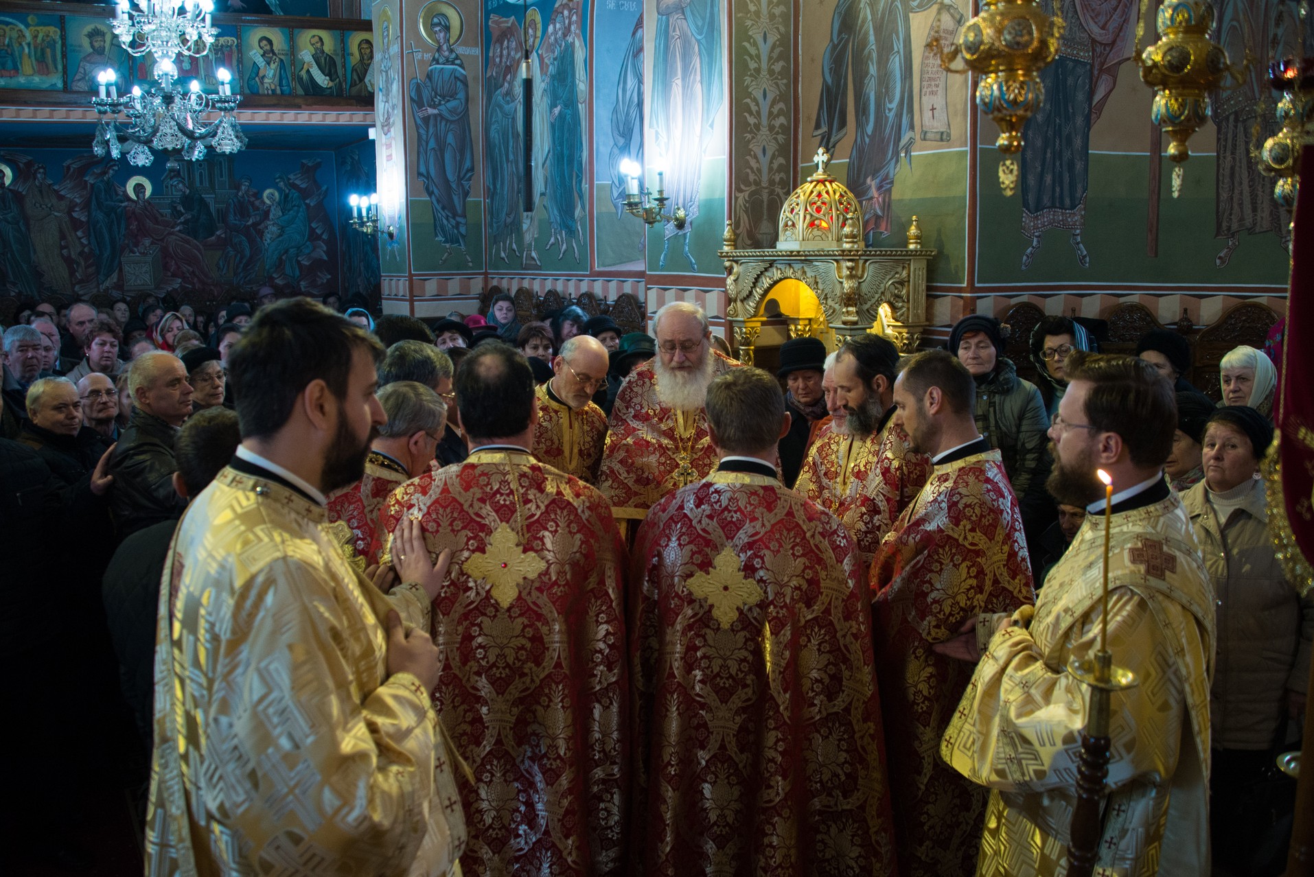 IPS Mitropolit Teofan: „Rămâne pe picioarele sale, adică puternic, doar cel care îngenunchează la rugăciune”