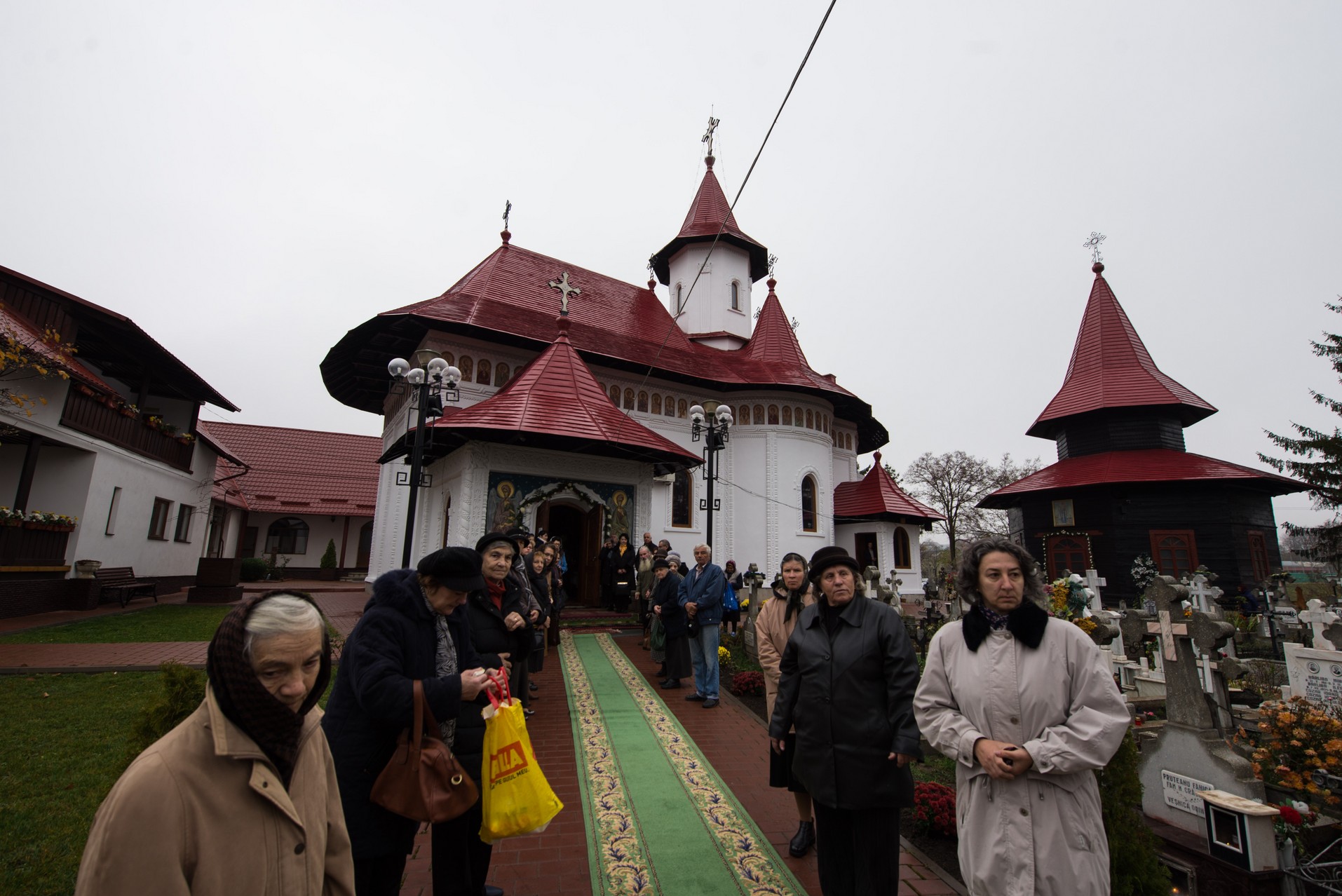 IPS Mitropolit Teofan: „Rămâne pe picioarele sale, adică puternic, doar cel care îngenunchează la rugăciune”