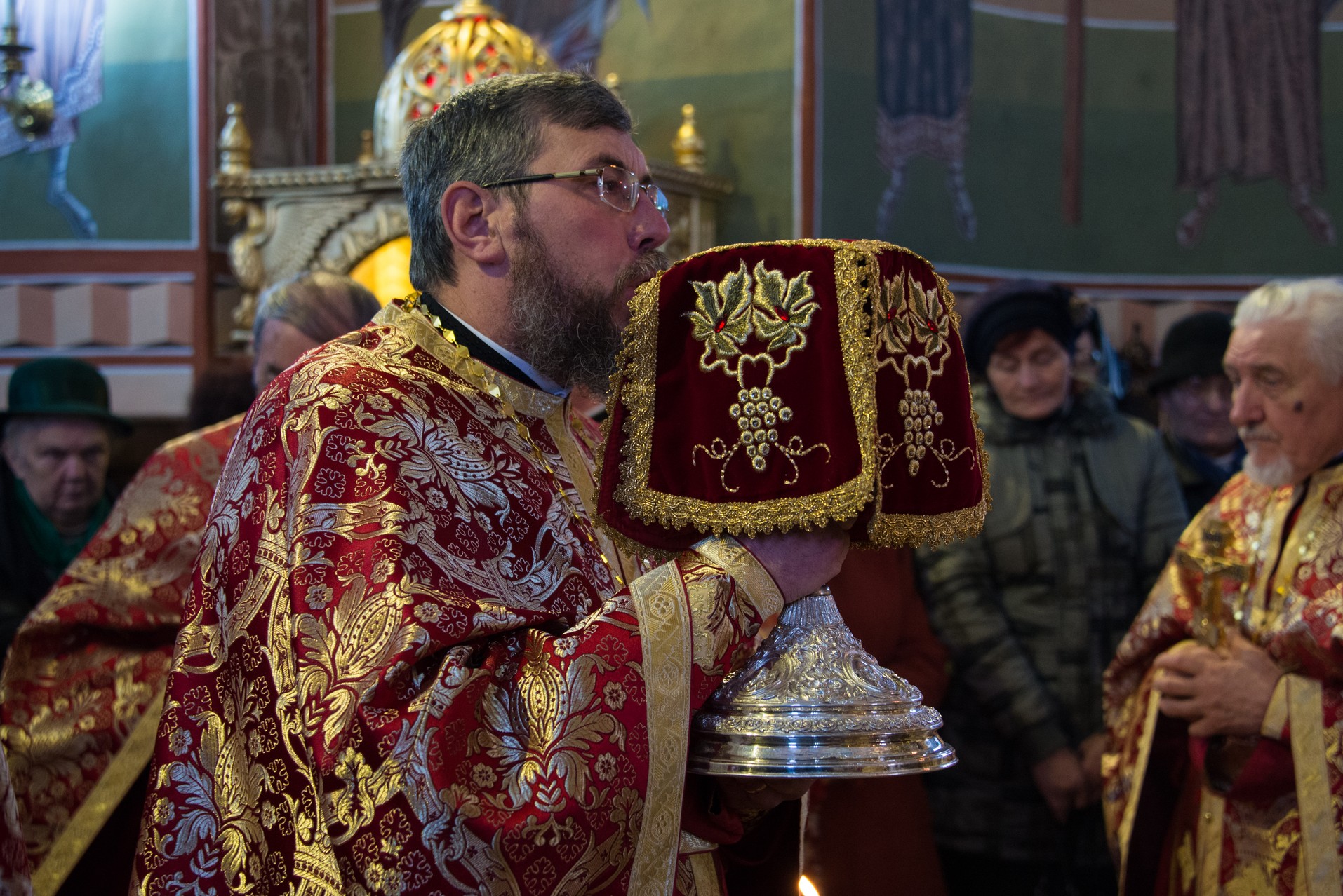 IPS Mitropolit Teofan: „Rămâne pe picioarele sale, adică puternic, doar cel care îngenunchează la rugăciune”