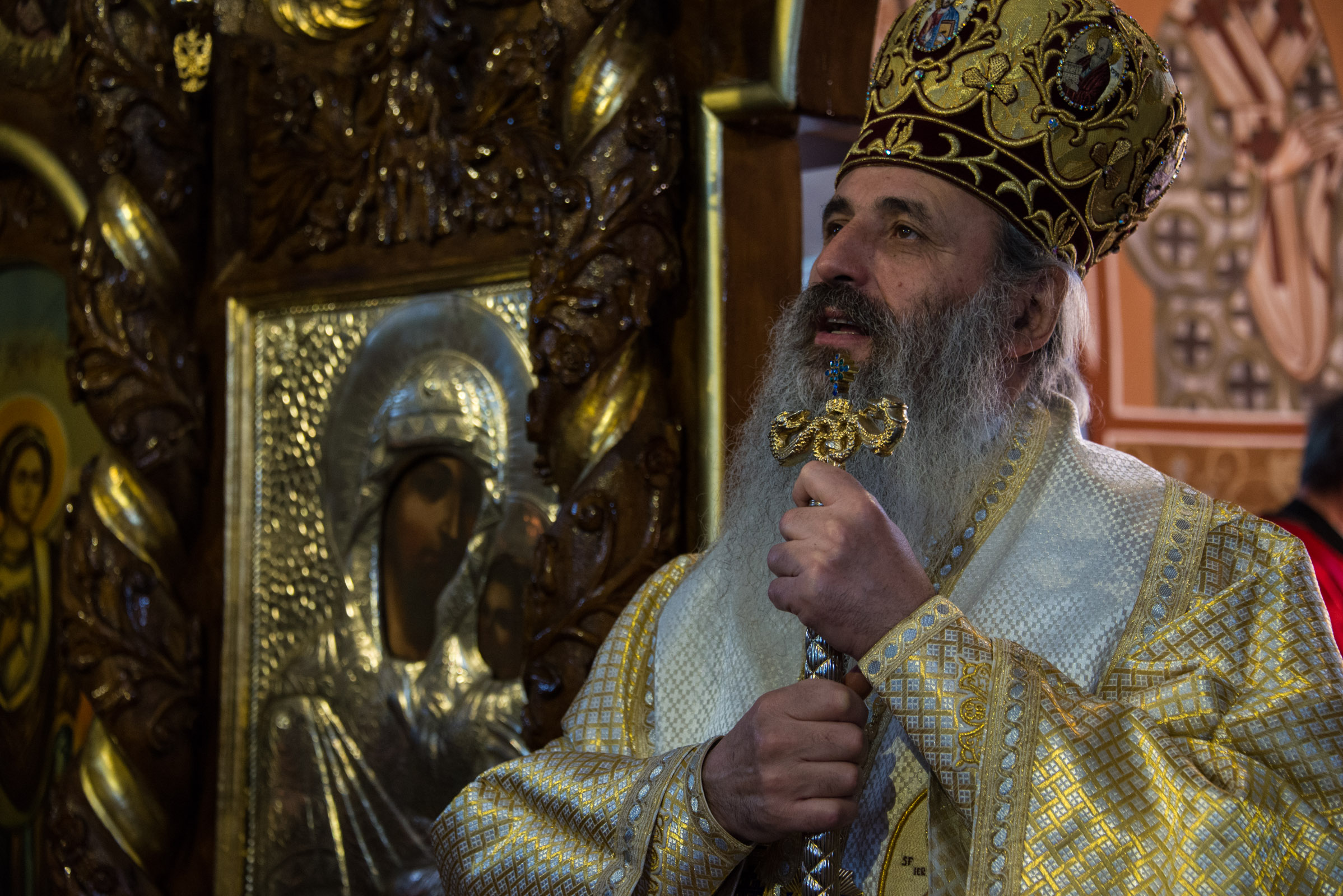 IPS Mitropolit Teofan: „Rămâne pe picioarele sale, adică puternic, doar cel care îngenunchează la rugăciune”