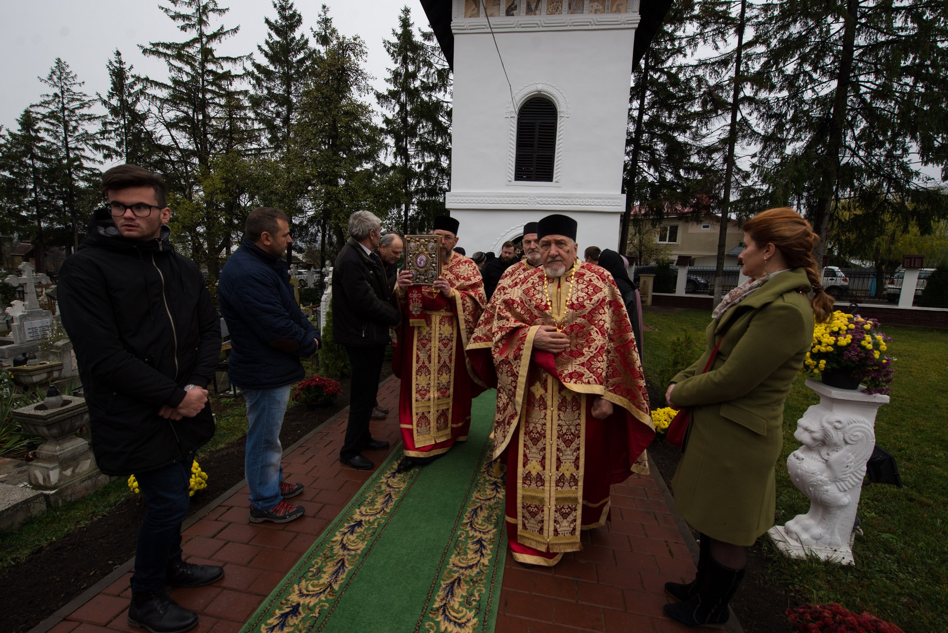 IPS Mitropolit Teofan: „Rămâne pe picioarele sale, adică puternic, doar cel care îngenunchează la rugăciune”