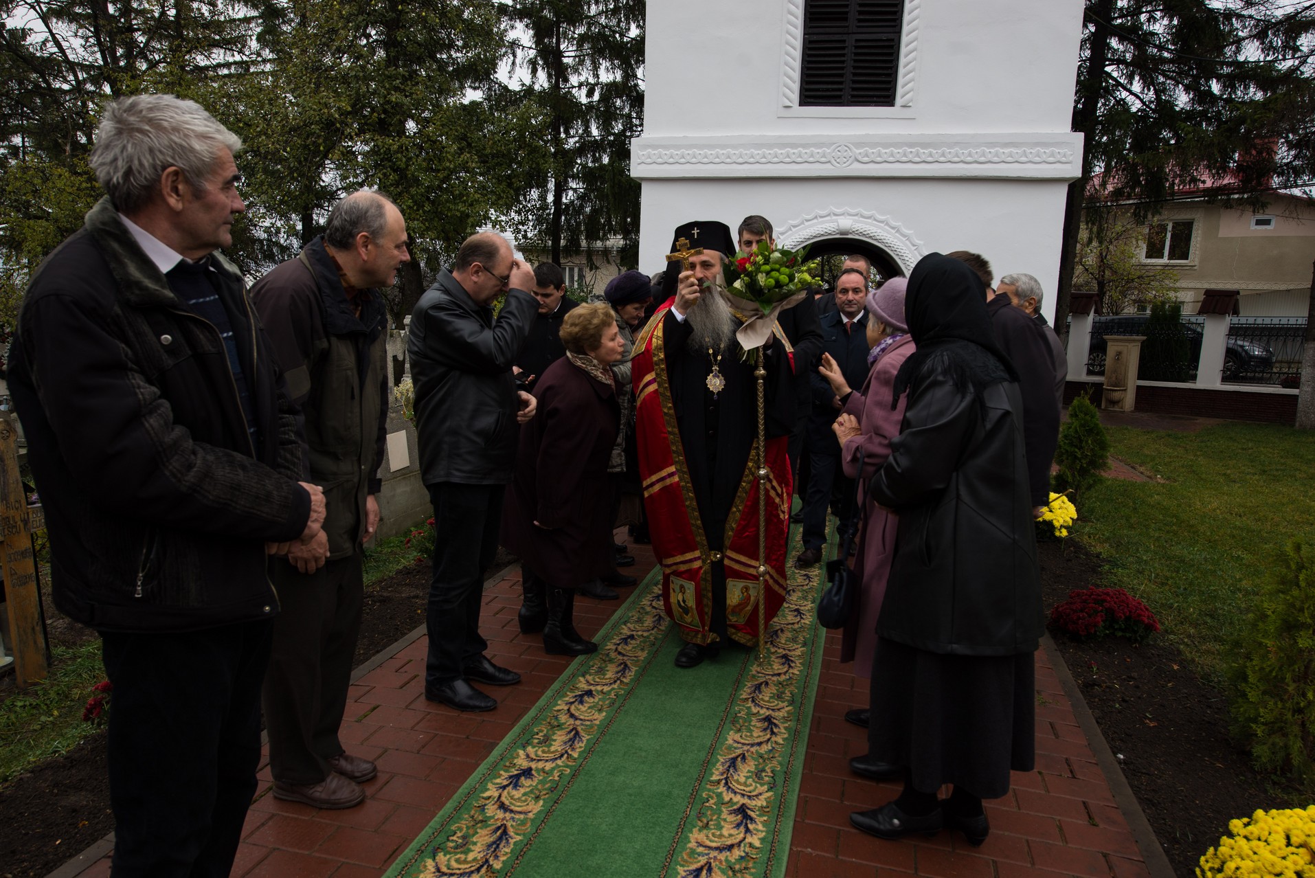 IPS Mitropolit Teofan: „Rămâne pe picioarele sale, adică puternic, doar cel care îngenunchează la rugăciune”