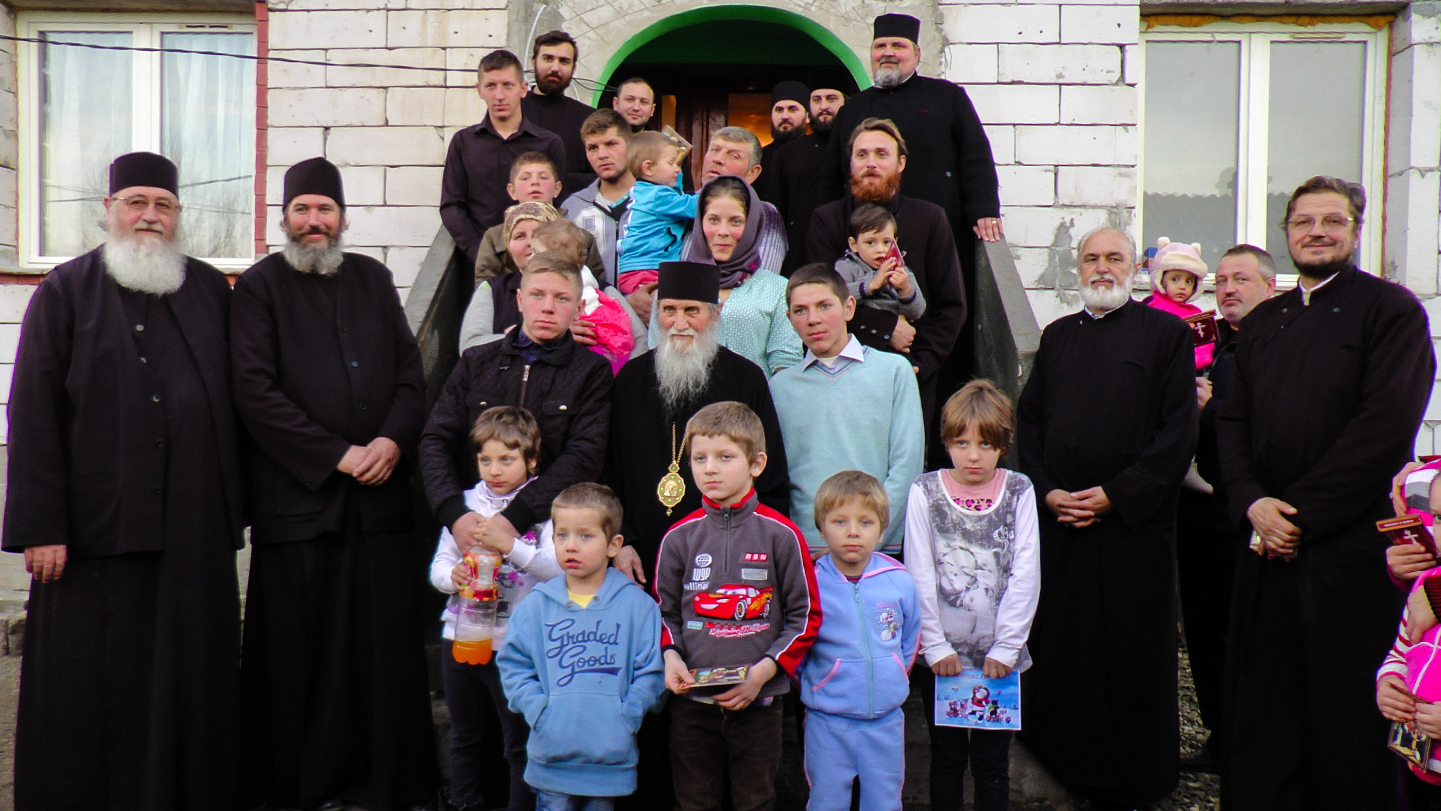 Casă nouă pentru o familie nevoiașă din Zamostea, construită de Biserica Ortodoxă Română în 19 zile