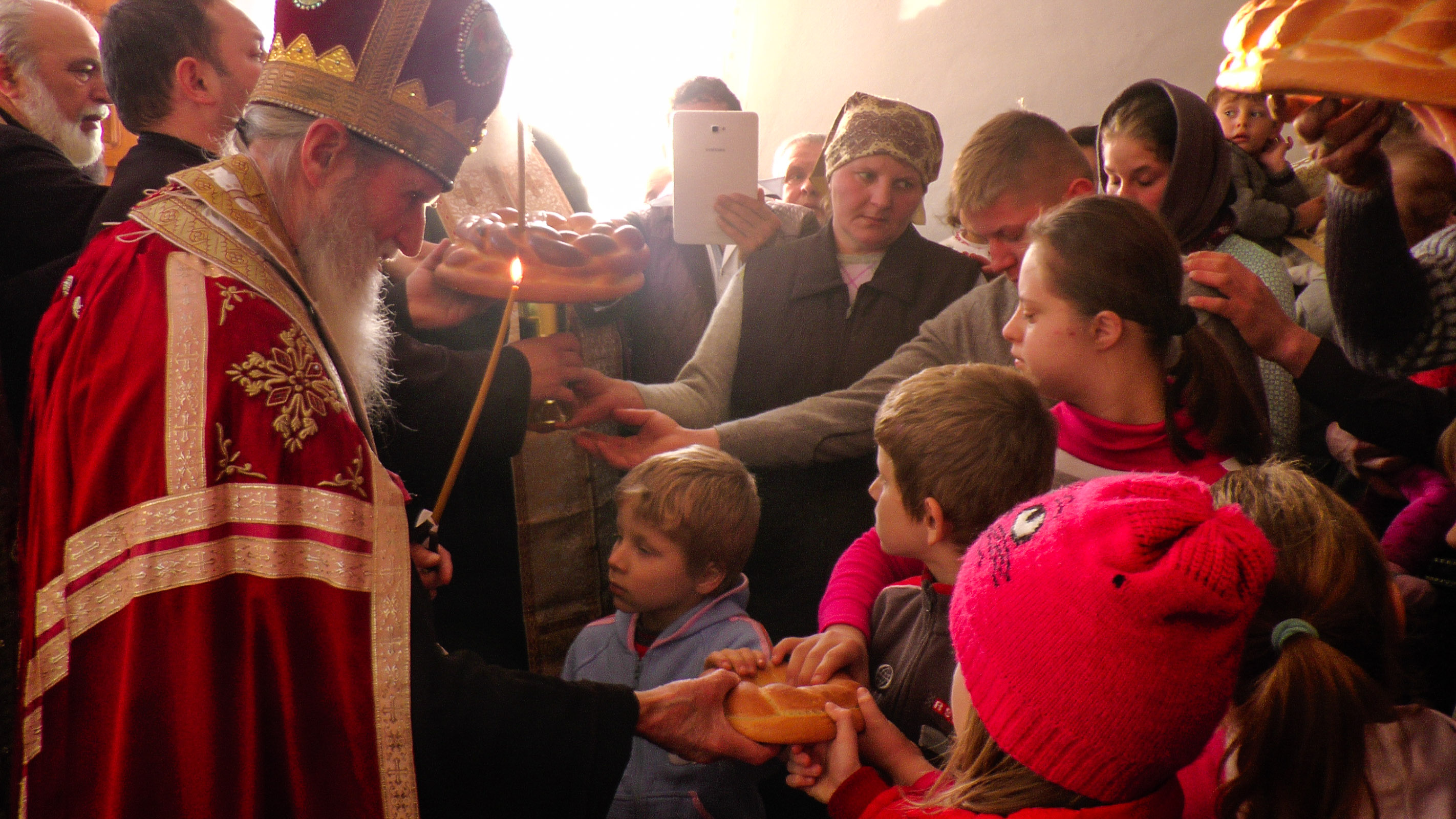 Casă nouă pentru o familie nevoiașă din Zamostea, construită de Biserica Ortodoxă Română în 19 zile