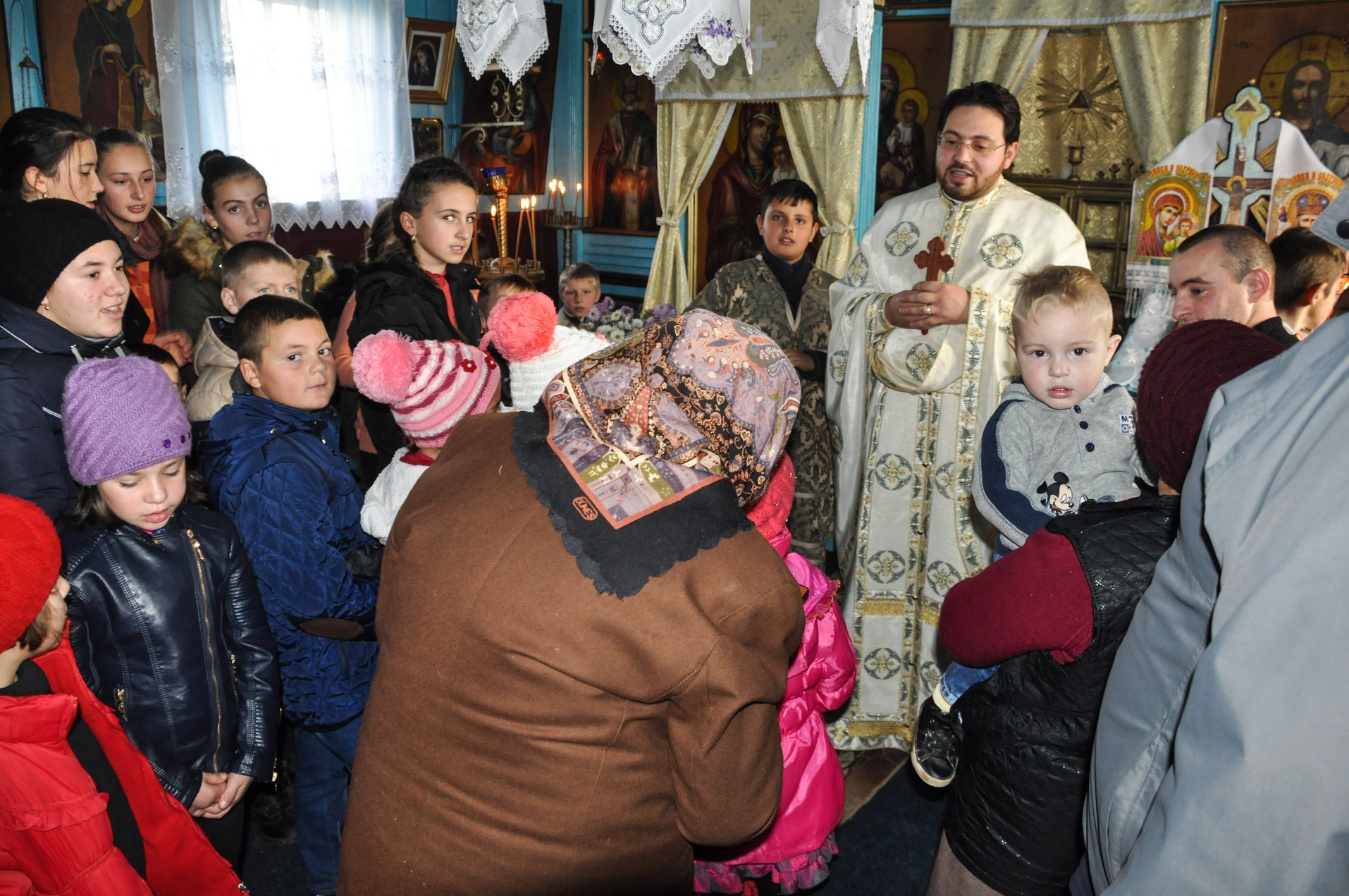 „Cutia cu papucei pentru Ei” împarte din nou bucurii