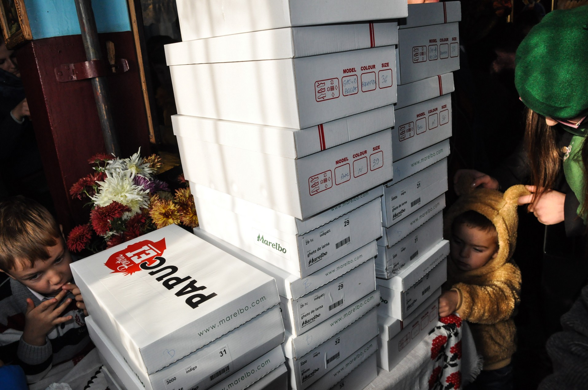 „Cutia cu papucei pentru Ei” împarte din nou bucurii