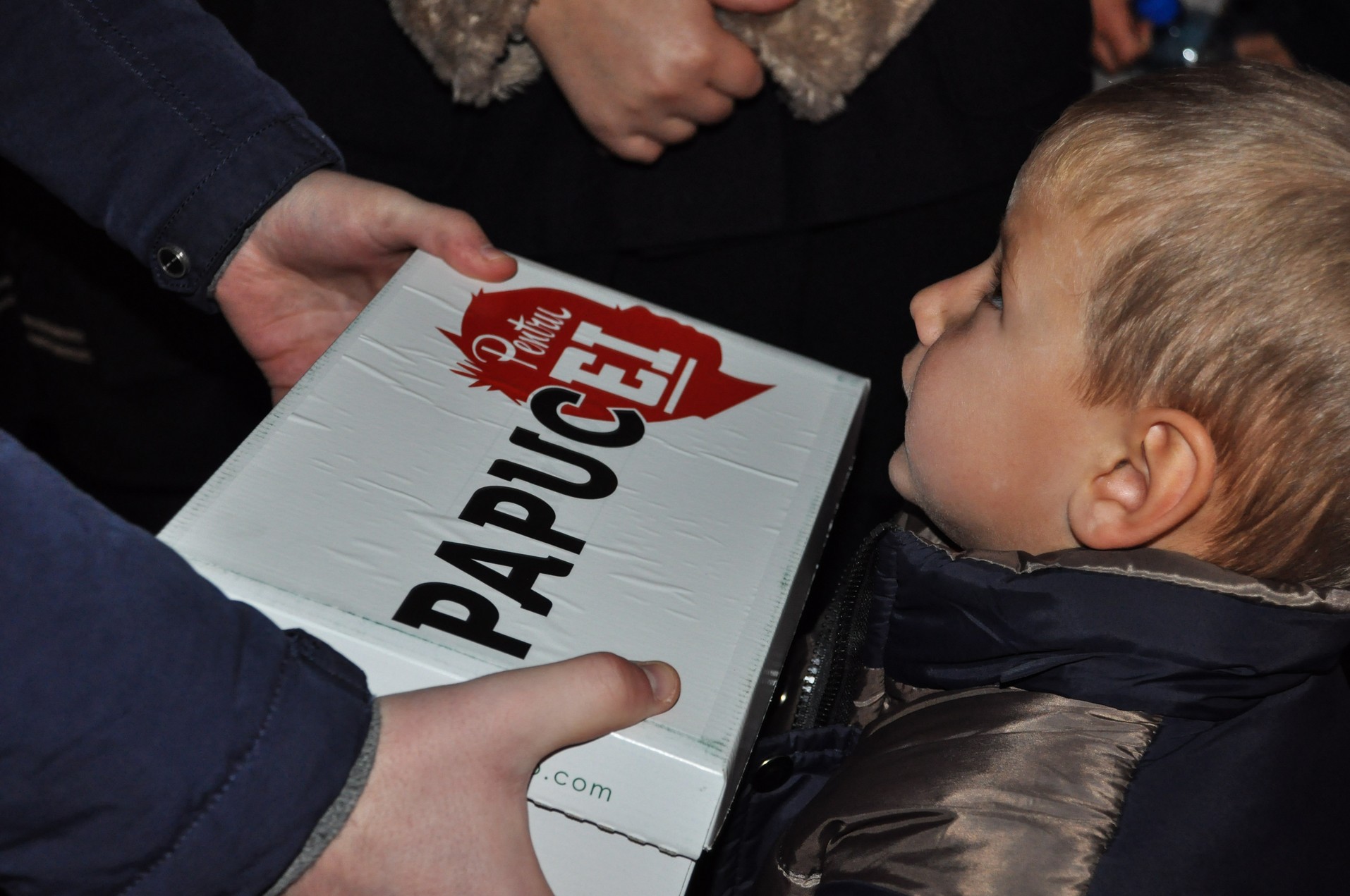 „Cutia cu papucei pentru Ei” împarte din nou bucurii