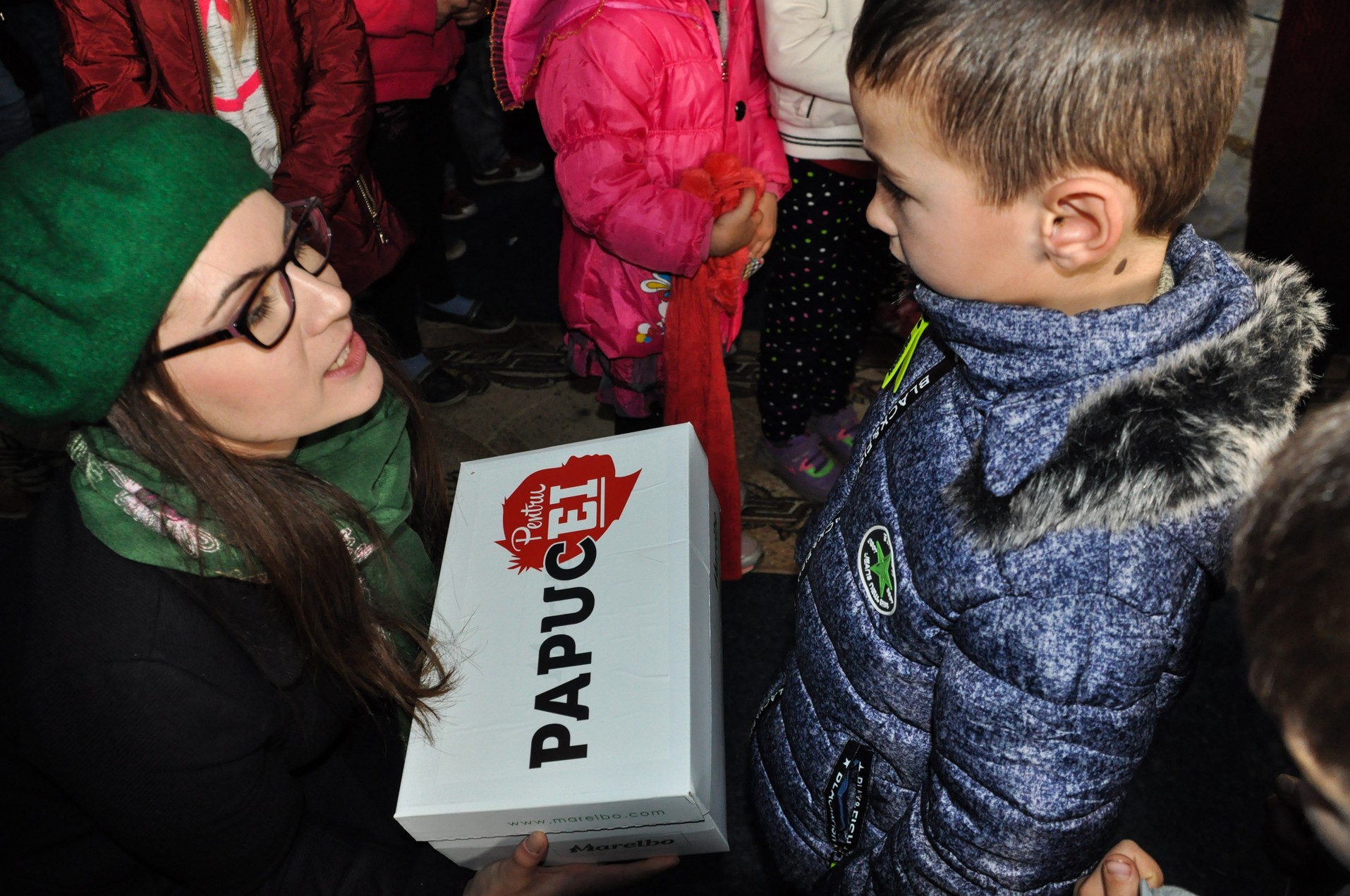 „Cutia cu papucei pentru Ei” împarte din nou bucurii