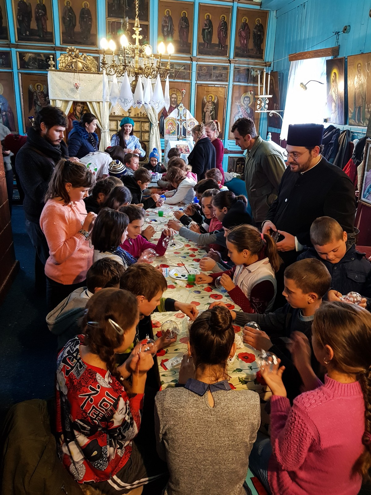 „Cutia cu papucei pentru Ei” împarte din nou bucurii