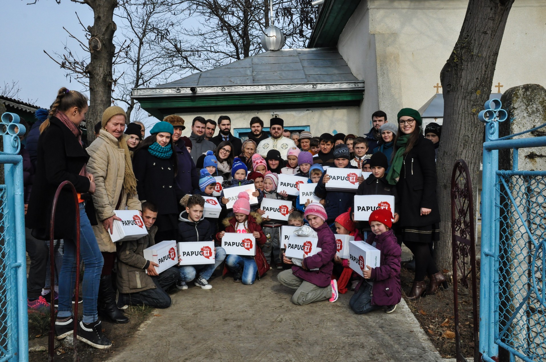 „Cutia cu papucei pentru Ei” împarte din nou bucurii