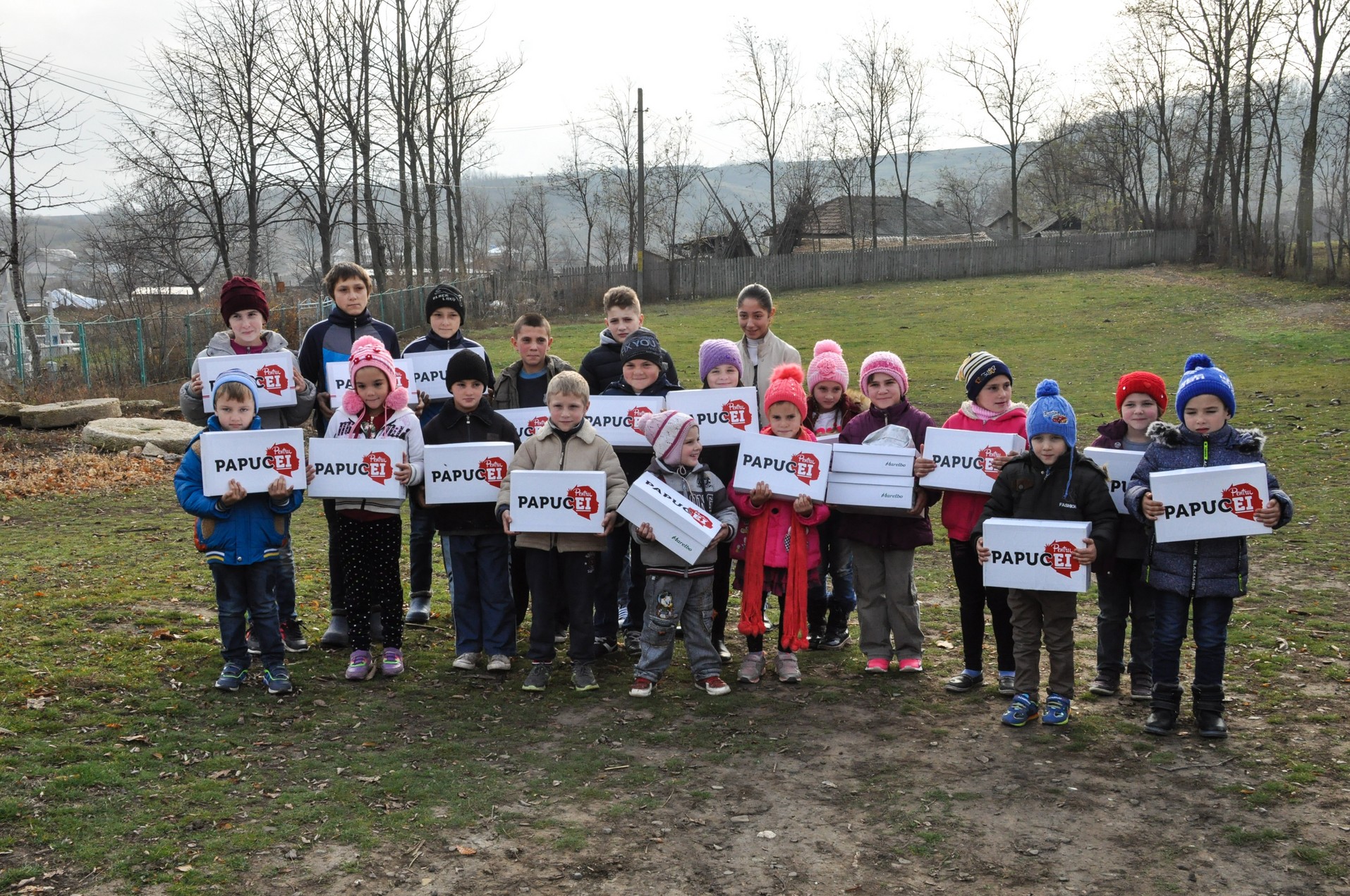„Cutia cu papucei pentru Ei” împarte din nou bucurii
