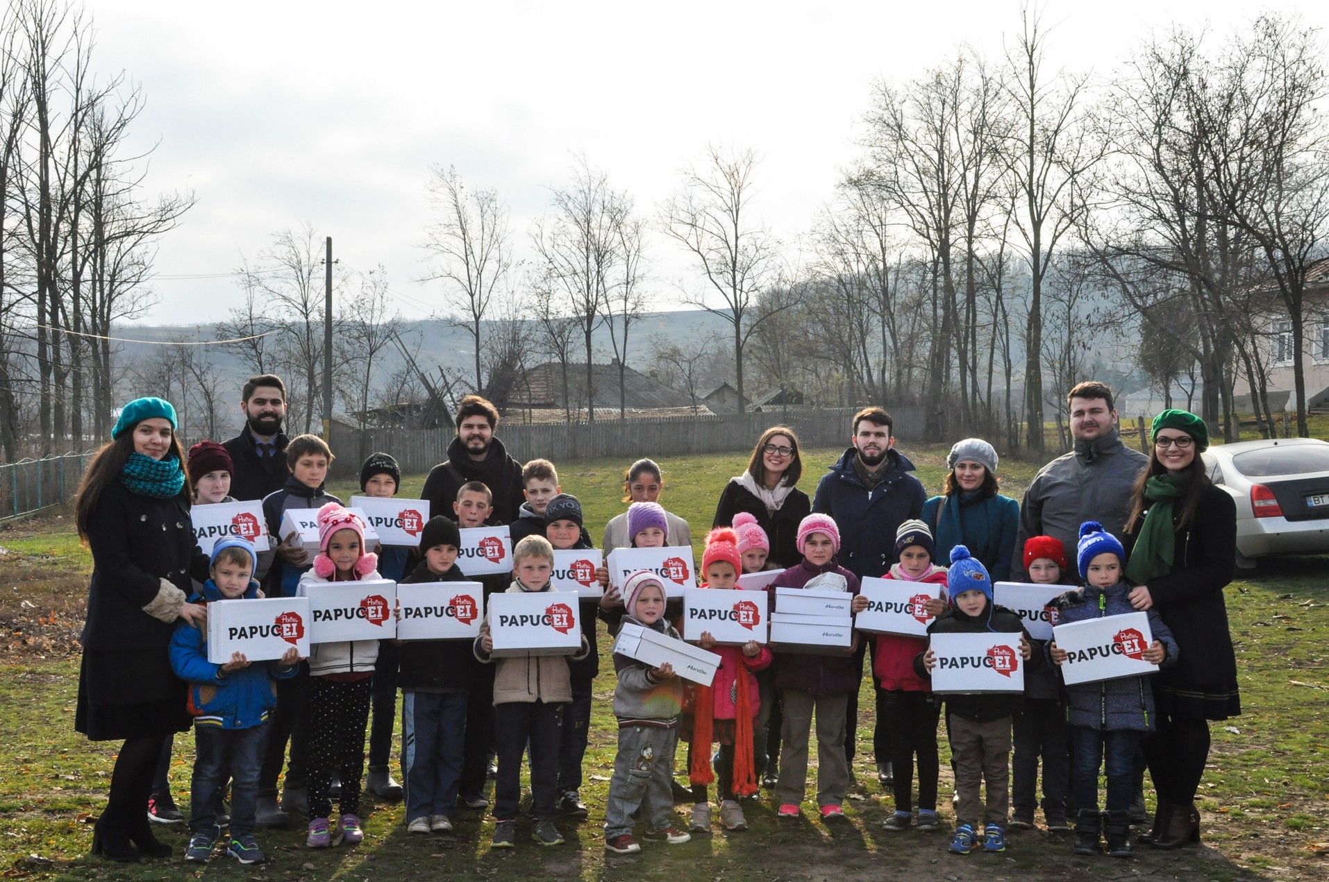 „Cutia cu papucei pentru Ei” împarte din nou bucurii