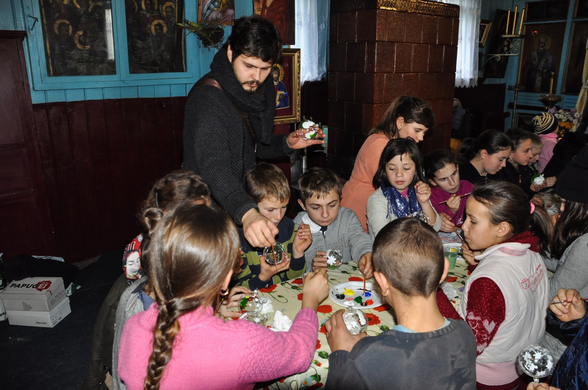 „Cutia cu papucei pentru Ei” împarte din nou bucurii
