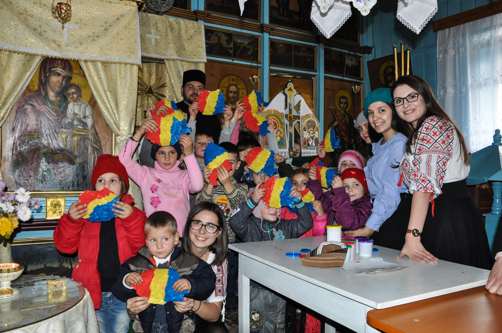 „Cutia cu papucei pentru Ei” împarte din nou bucurii