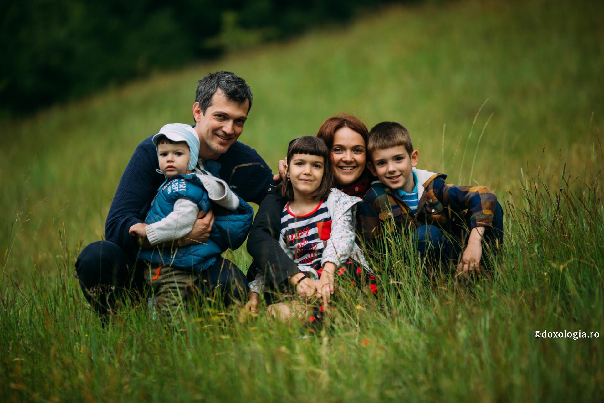 Nu este pe lume prietenie mai curată și mai sinceră decât între frați / Foto: Pr. Benedict Both fotografie de familie