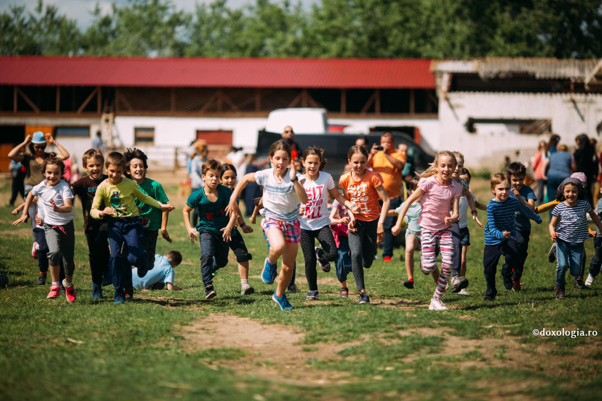copii alergând